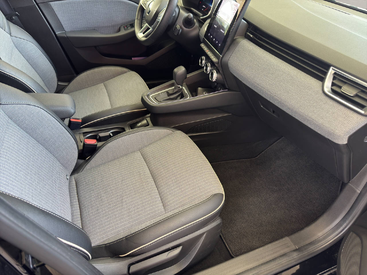 RENAULT Clio 1.6 E-Tech techno Voll-Hybrid 145PS-image-9