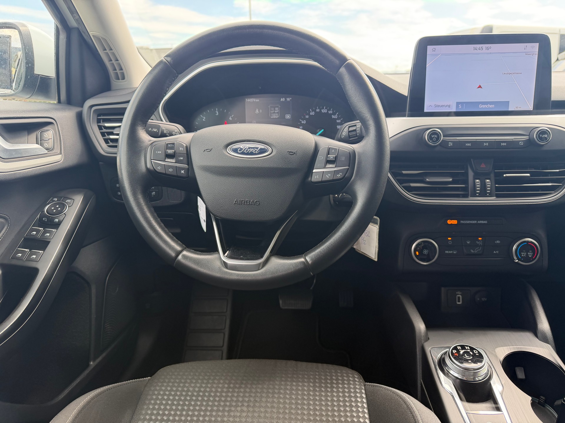 FORD Focus 1.5 TDCi Trend Automatic ** Gr. Navi * Klima * PDC V&H * Tempomat * Frisch Ab MFK-image-3
