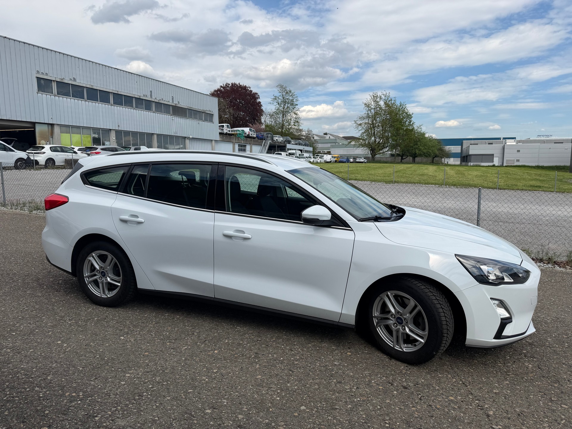 FORD Focus 1.5 TDCi Trend Automatic ** Gr. Navi * Klima * PDC V&H * Tempomat * Frisch Ab MFK-image-9