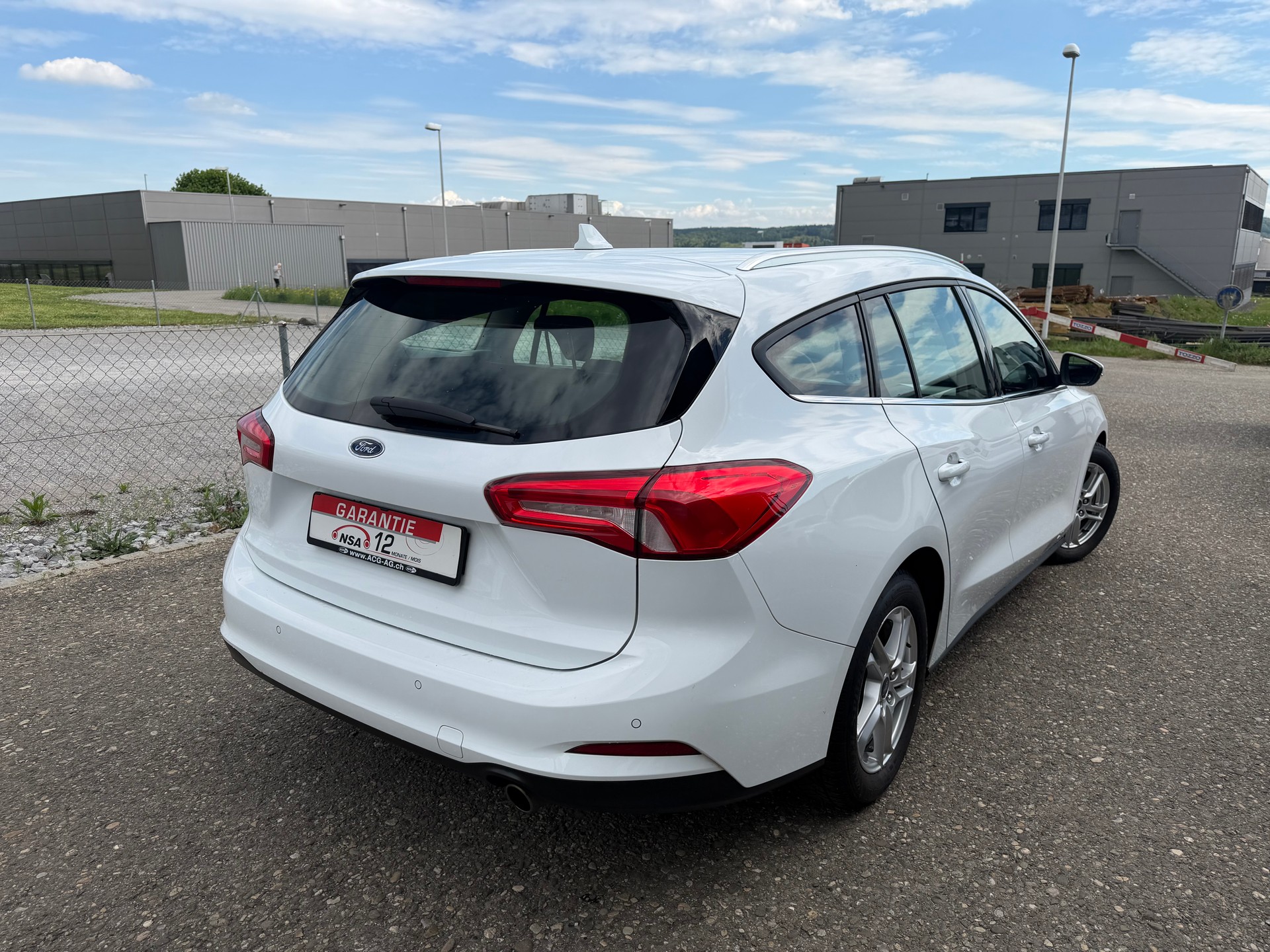 FORD Focus 1.5 TDCi Trend Automatic ** Gr. Navi * Klima * PDC V&H * Tempomat * Frisch Ab MFK-image-4