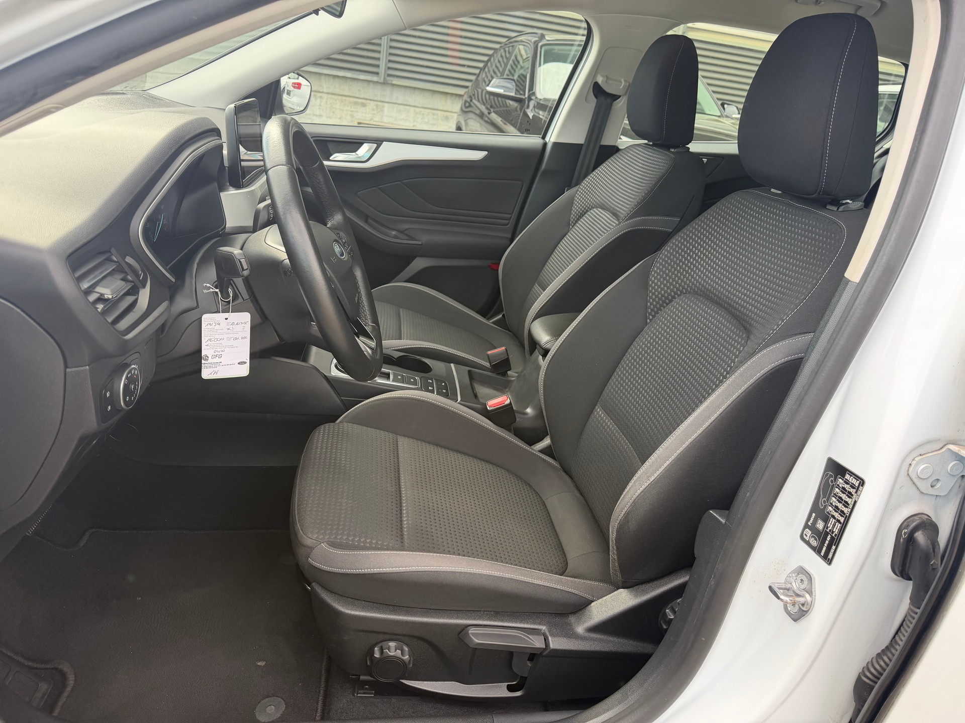 FORD Focus 1.5 TDCi Trend Automatic ** Gr. Navi * Klima * PDC V&H * Tempomat * Frisch Ab MFK-image-6