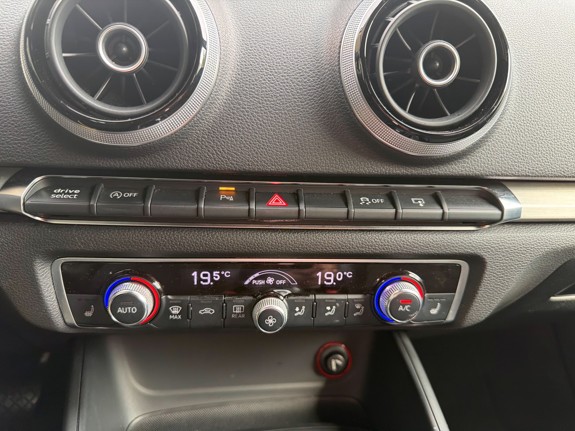 AUDI A3 Sportback 2.0 TDI Ambition quattro S-tronic-image-12