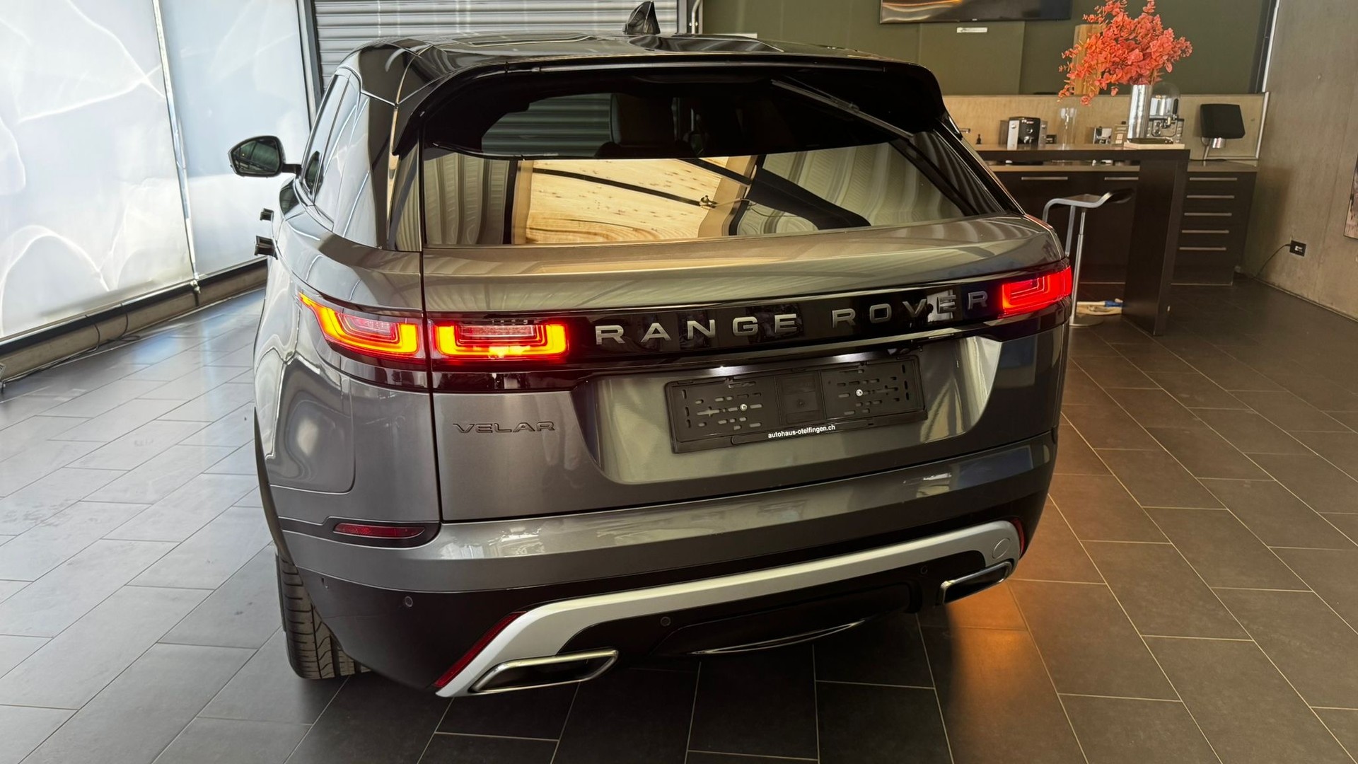LAND ROVER Range Rover Velar 3.0 D 300 R-Dynamic HSE-image-17