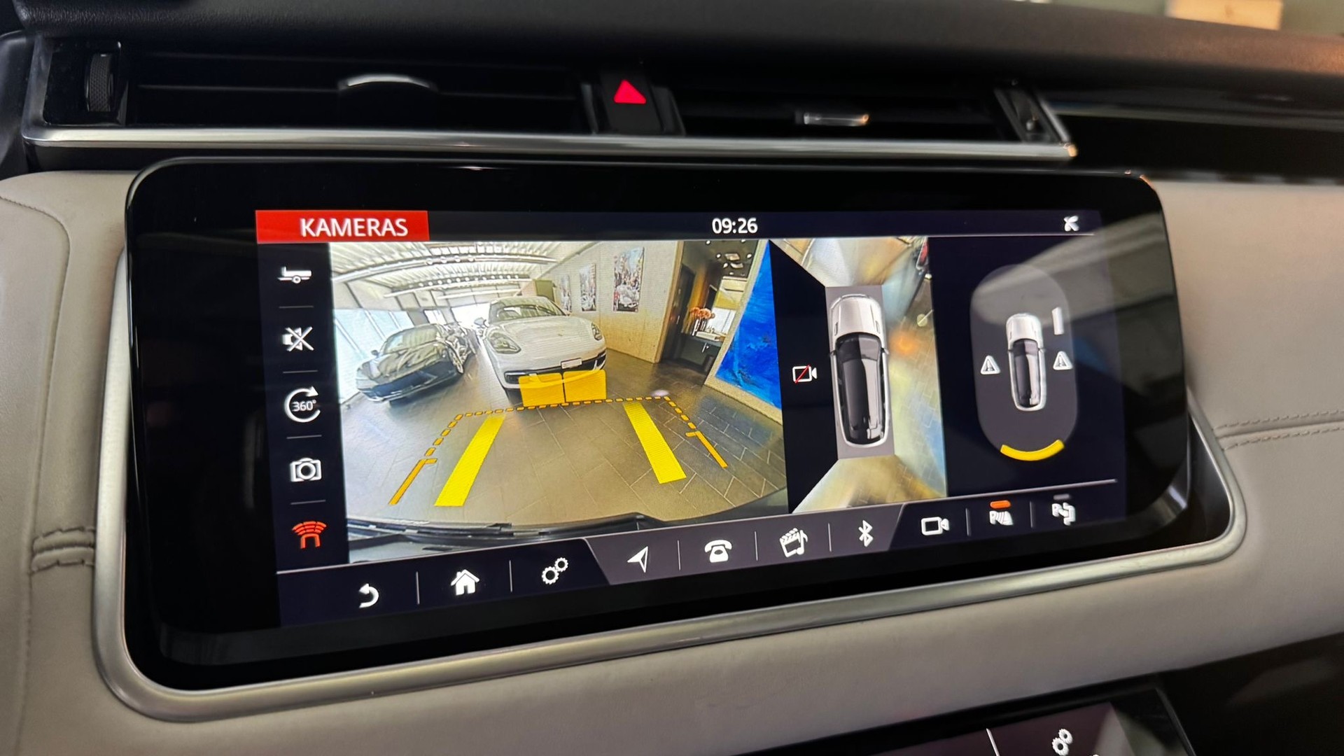 LAND ROVER Range Rover Velar 3.0 D 300 R-Dynamic HSE-image-10