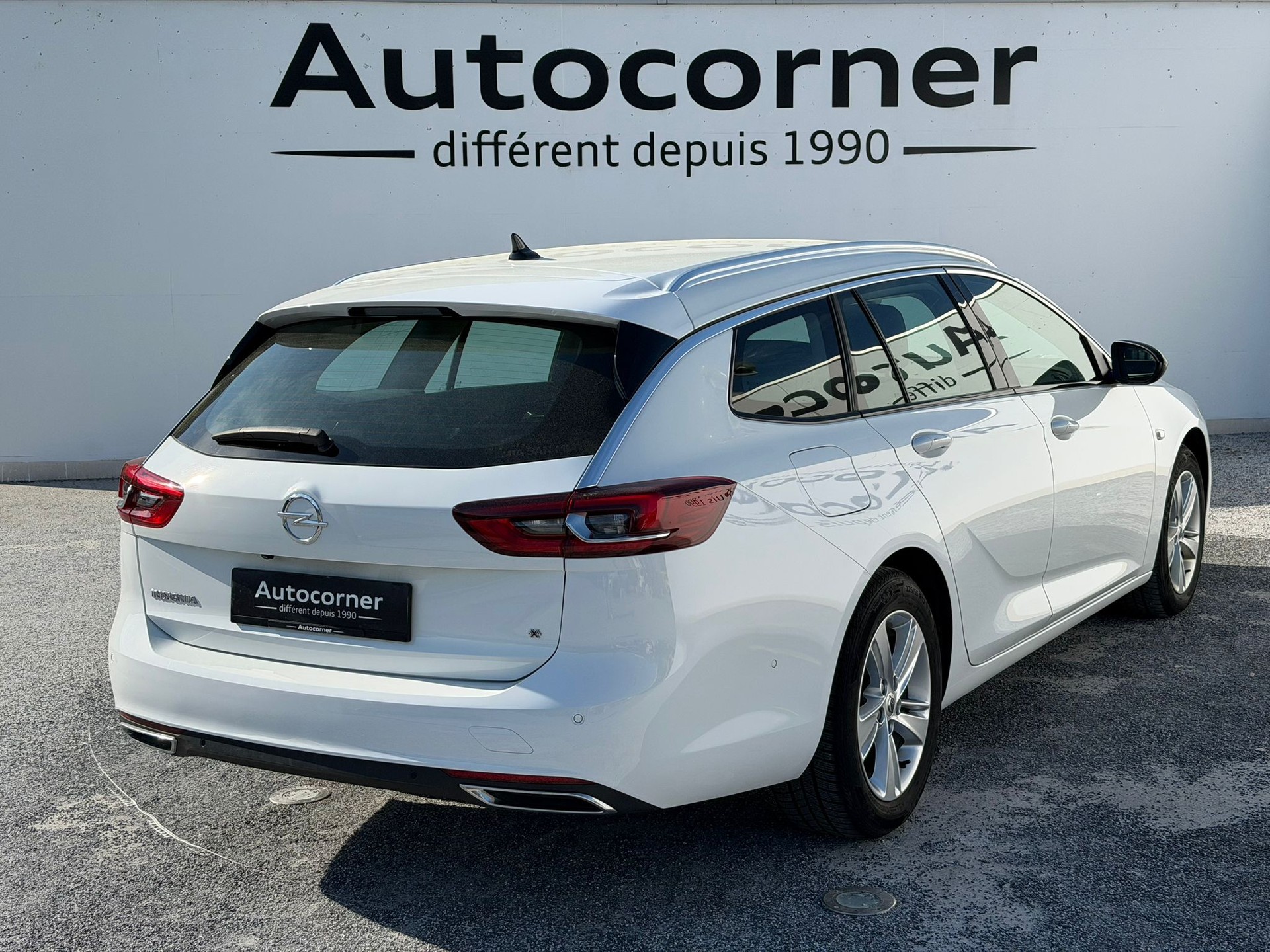 OPEL Insignia 2.0 CDTI Sports Tourer 4WD Ultimate Automatic-image-1