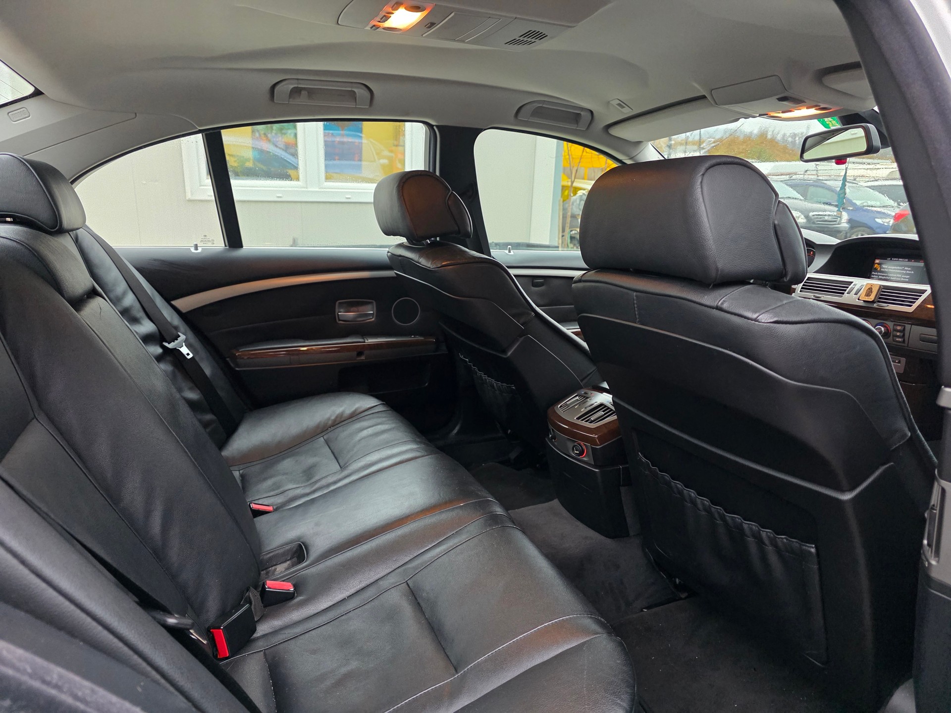 BMW 750i-image-10