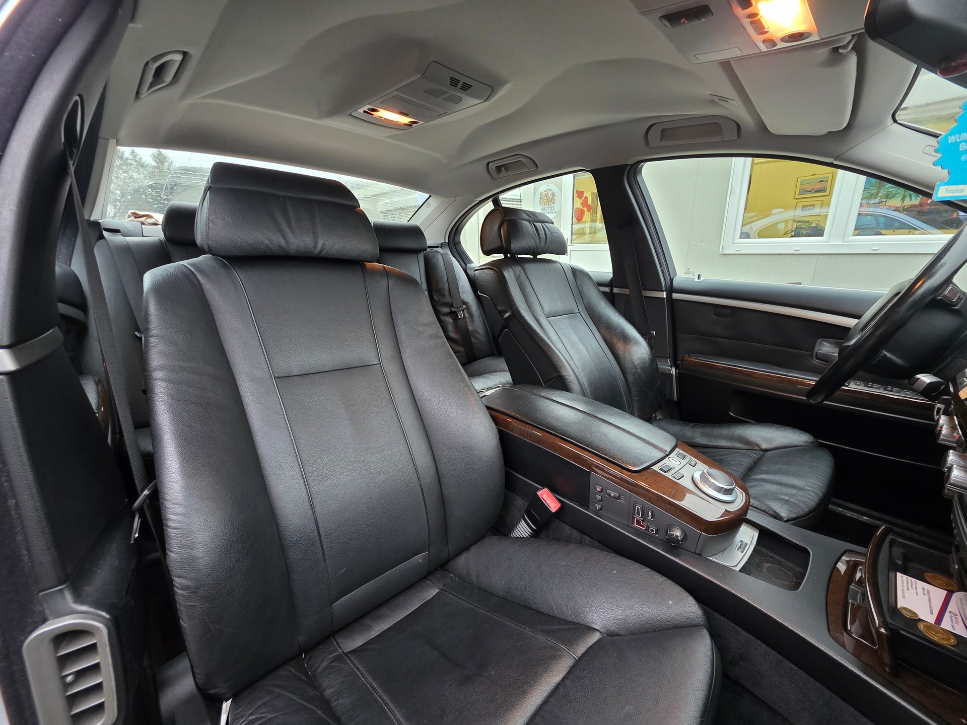 BMW 750i-image-12