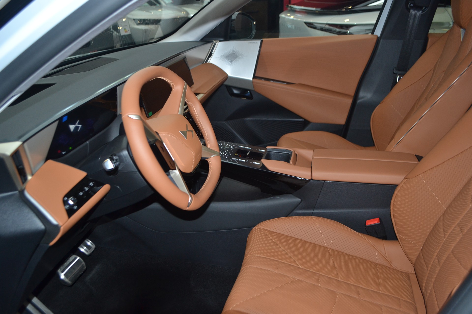 DS AUTOMOBILES E-Tense Étoile 4x4-image-4