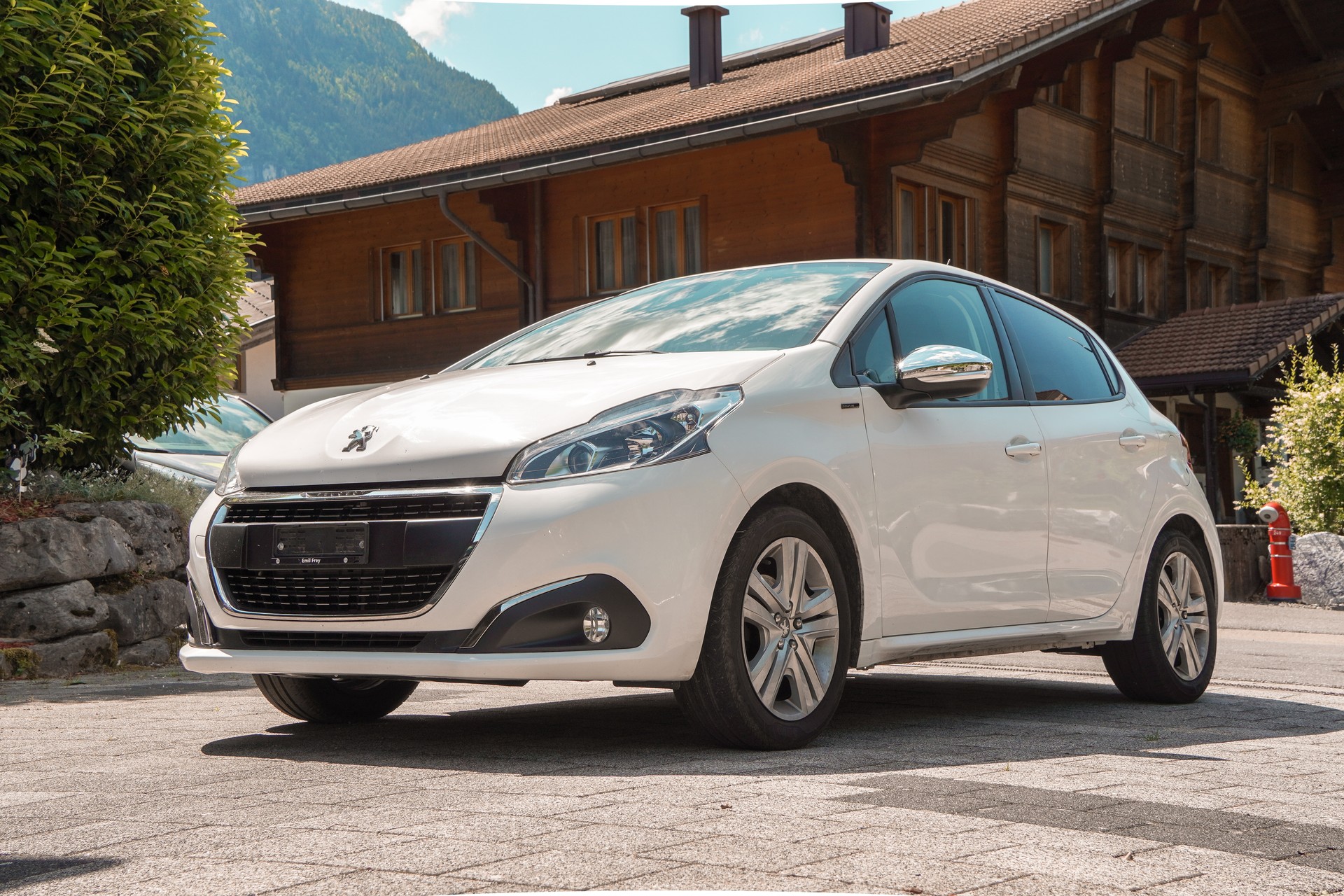 PEUGEOT 1.2 PureTech Signature S/S-image-0
