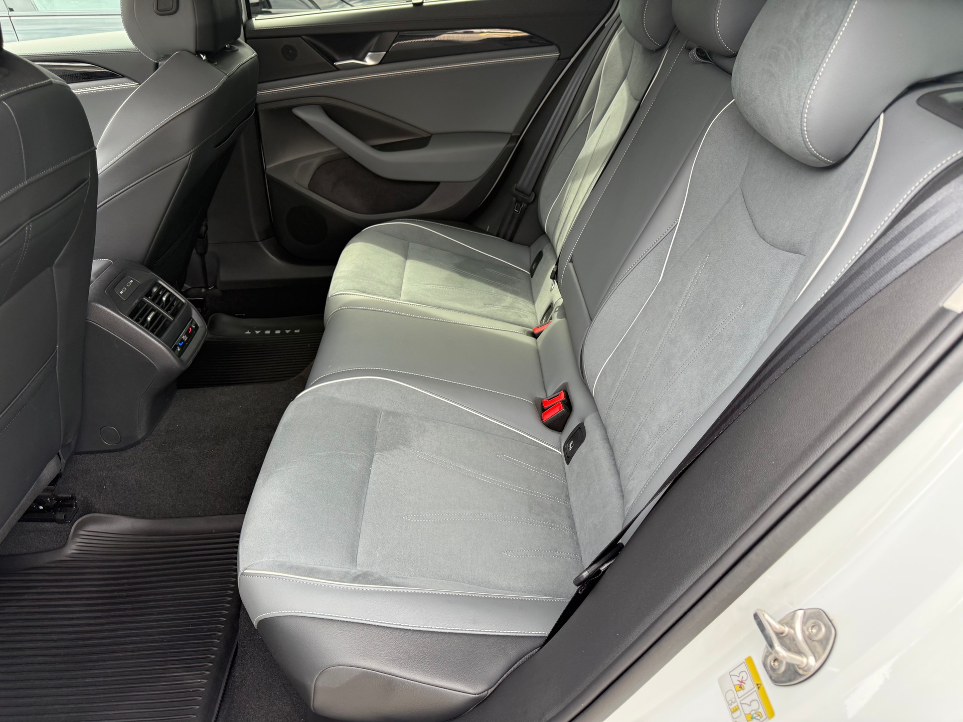 VW Passat Variant 2.0 TDI evo Business 4 Motion DSG-image-21