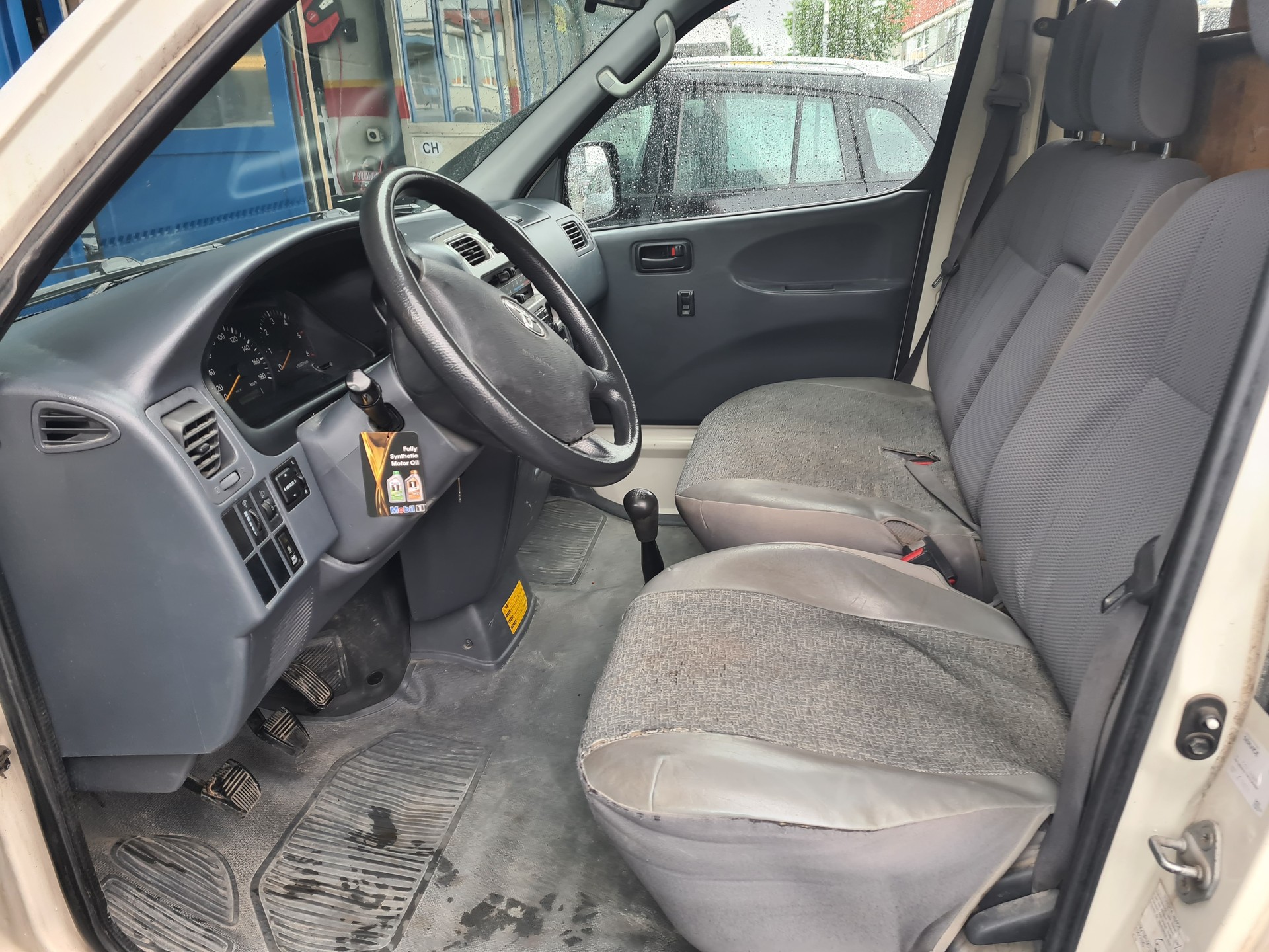 TOYOTA Hiace D-4D Kombi SWB-image-6