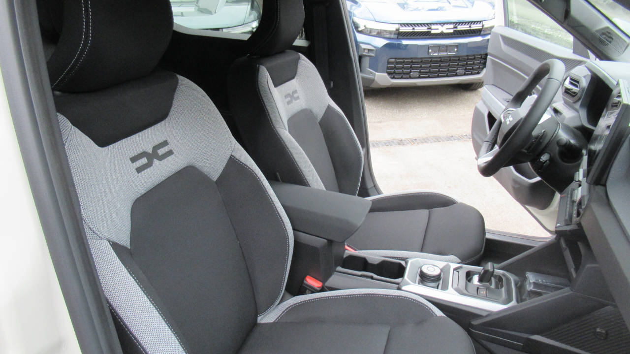 DACIA Duster 1.2 Hybrid Journey 4WD-image-13