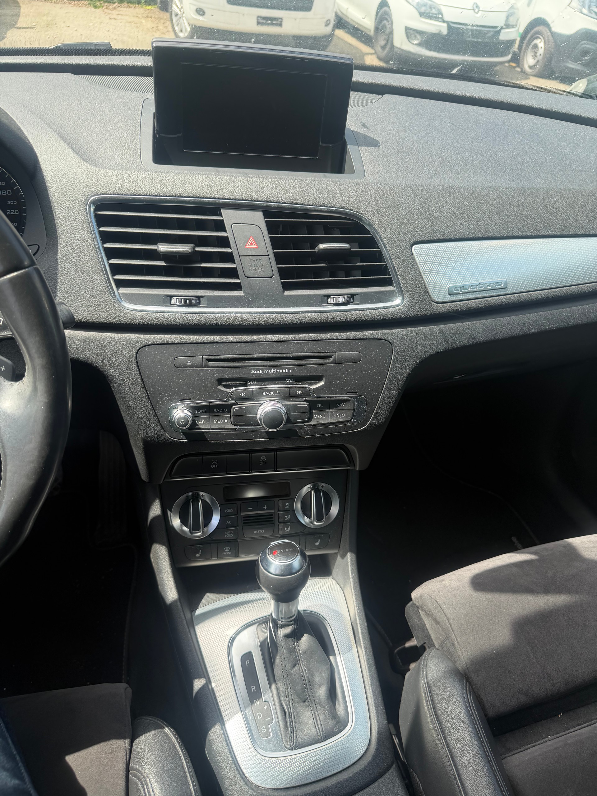 AUDI Q3 2.0 TFSI quattro S-tronic-image-4