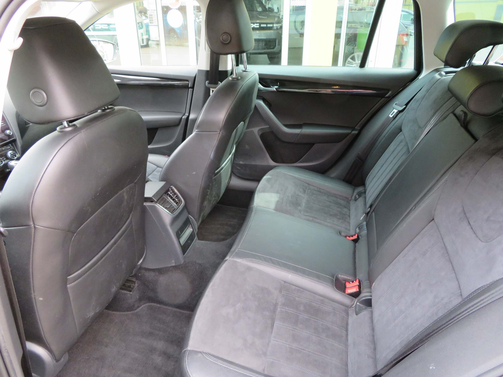 SKODA Octavia Combi 1.8 TSI Style DSG-image-11