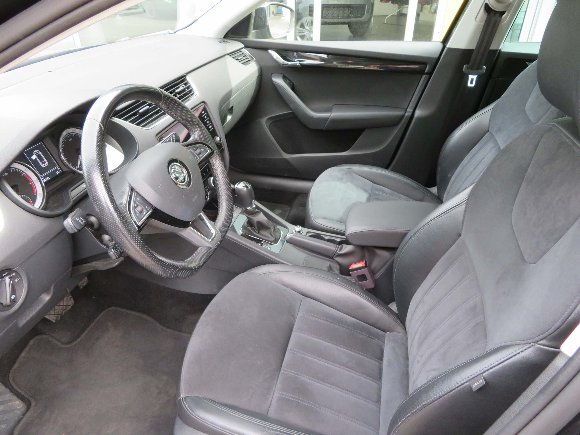 SKODA Octavia Combi 1.8 TSI Style DSG-image-9
