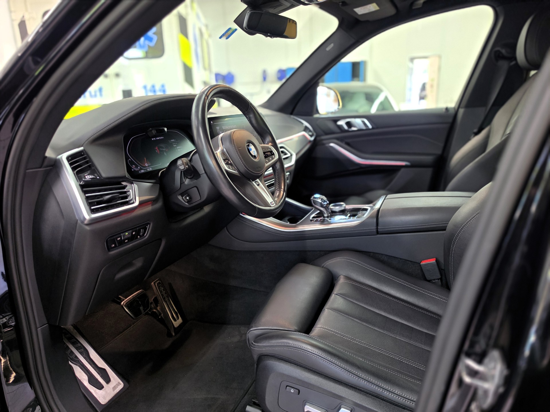 BMW X5 xDrive M50i Steptronic-image-9