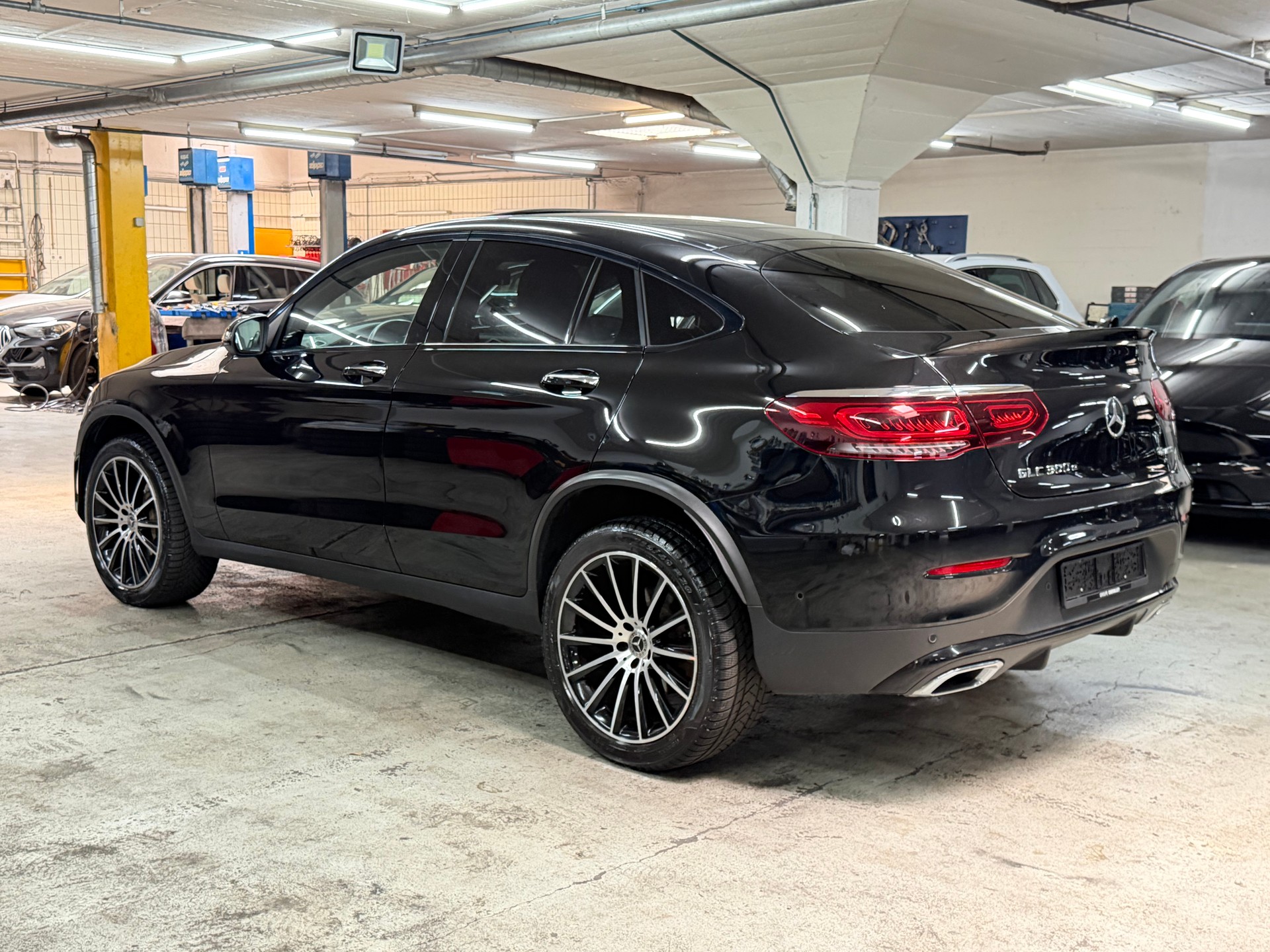 MERCEDES-BENZ GLC Coupé 300 e AMG Line 9G-Tronic-image-4