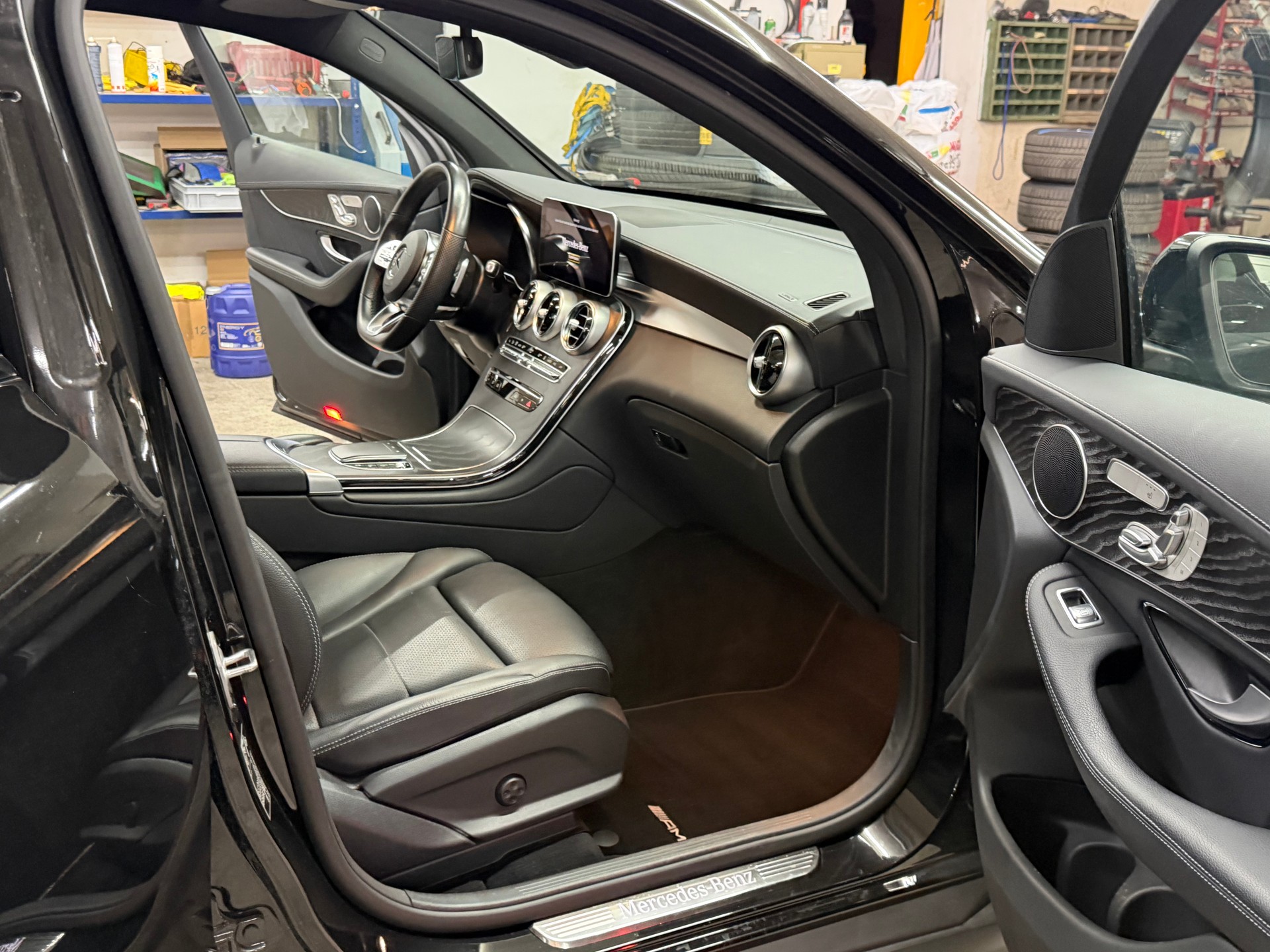 MERCEDES-BENZ GLC Coupé 300 e AMG Line 9G-Tronic-image-9
