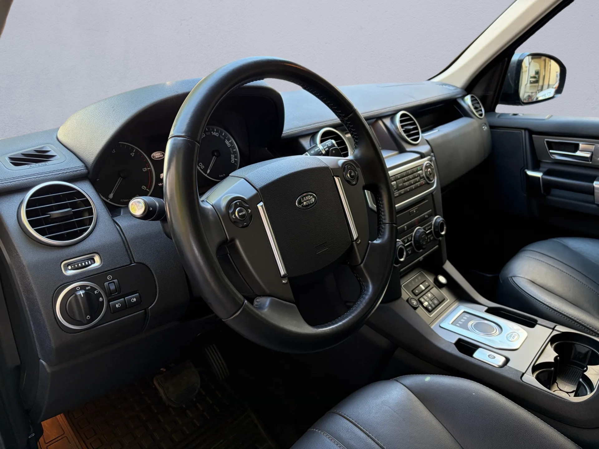 LAND ROVER Discovery 3.0 TDV6 HSE Automatic-image-9