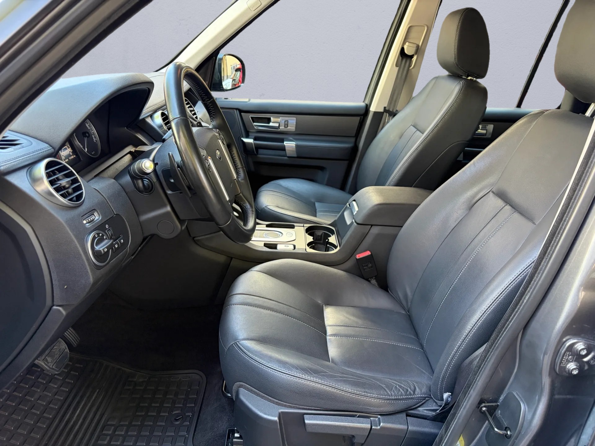 LAND ROVER Discovery 3.0 TDV6 HSE Automatic-image-10