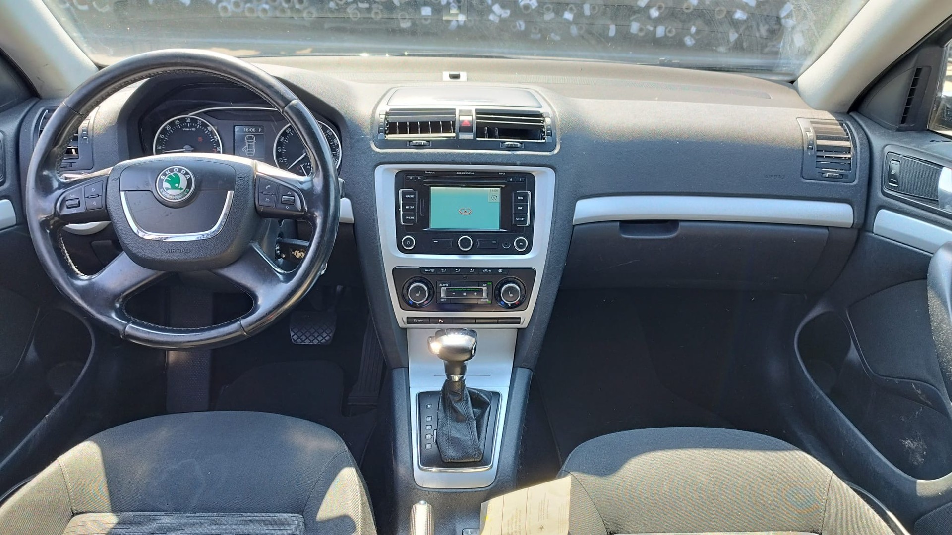 SKODA Octavia Combi 2.0 TDI Elegance DSG-image-9
