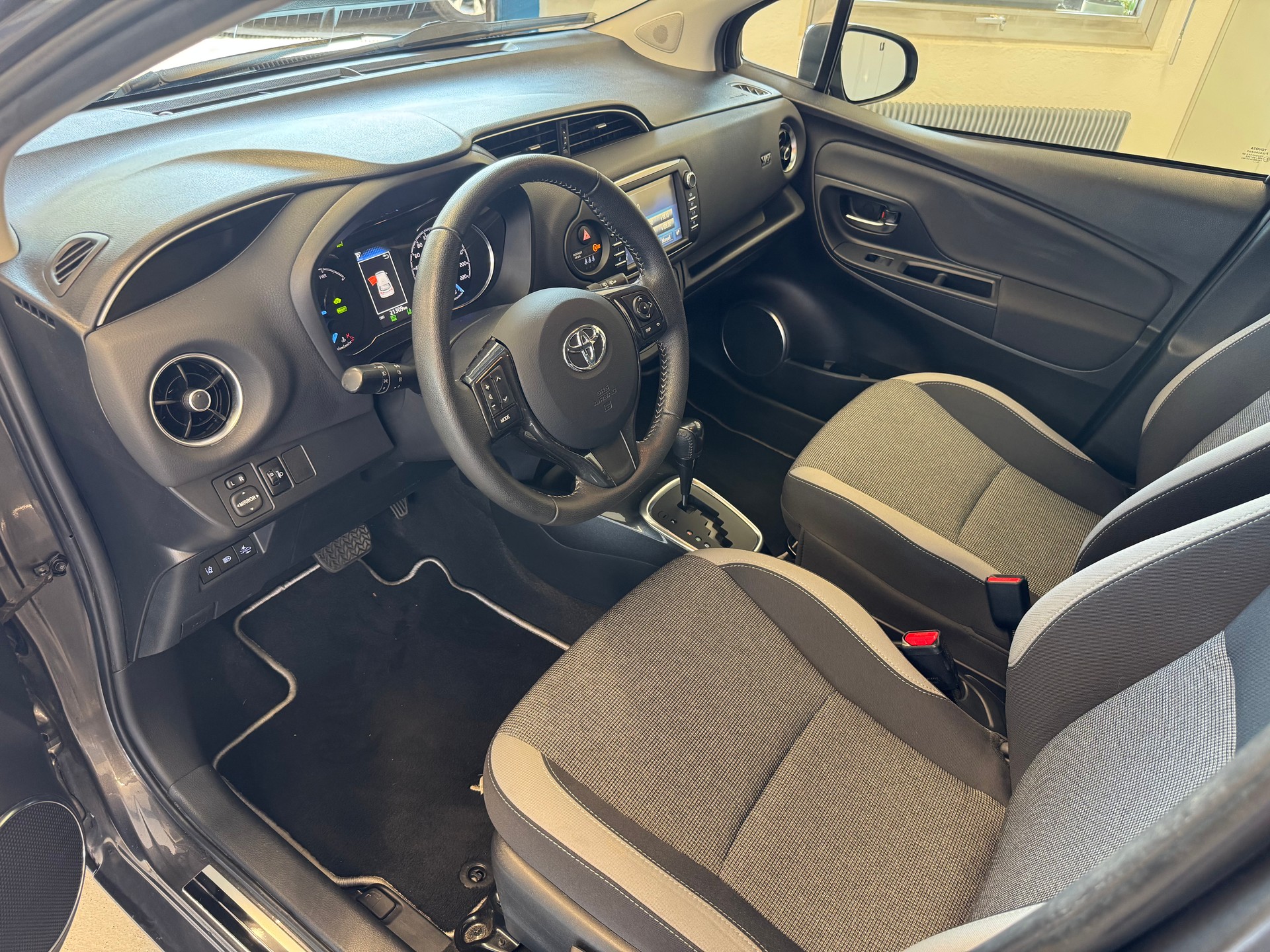 TOYOTA Yaris 1.5 VVT-i Hybrid Trend e-CVT-image-6
