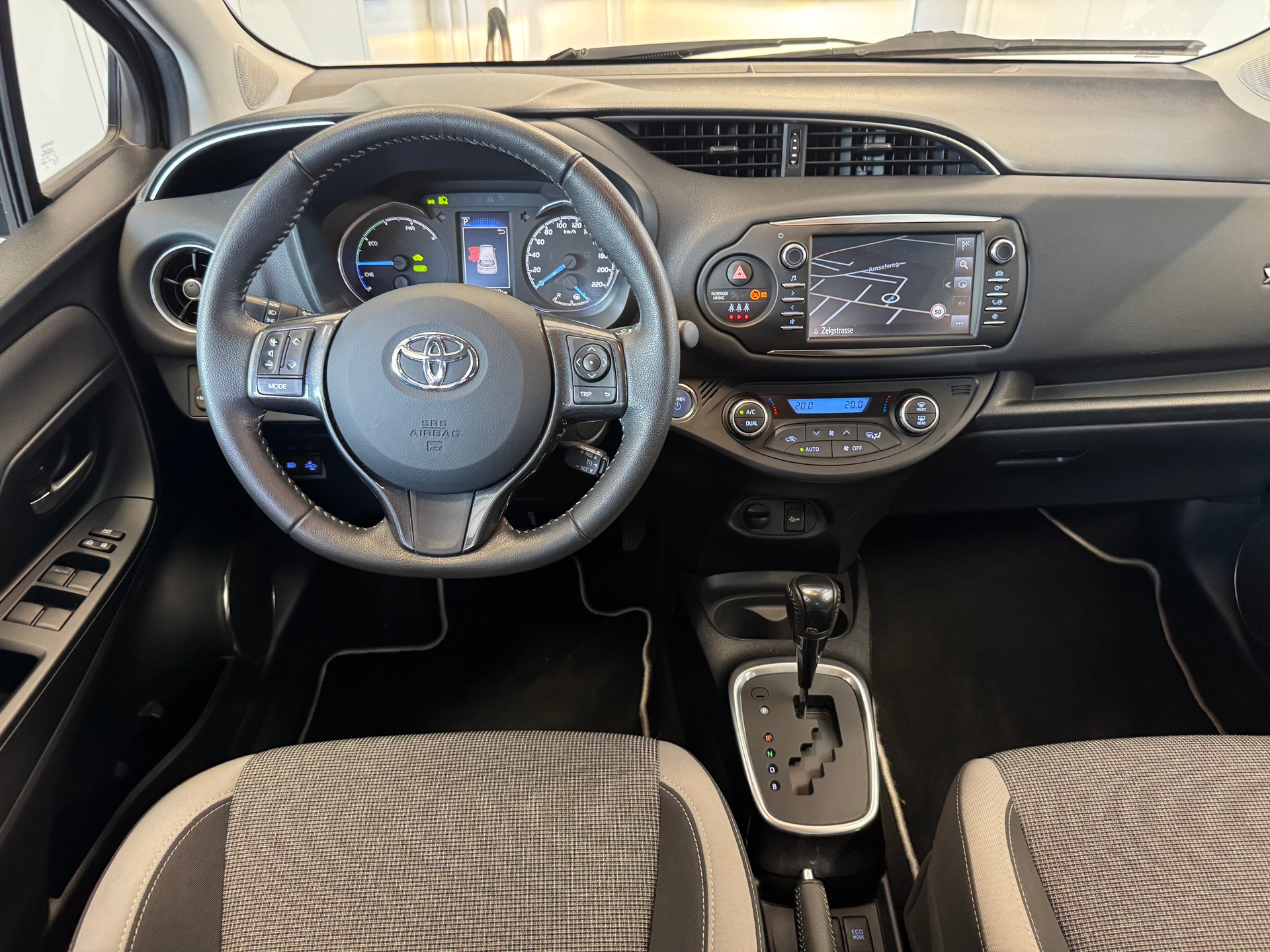 TOYOTA Yaris 1.5 VVT-i Hybrid Trend e-CVT-image-8