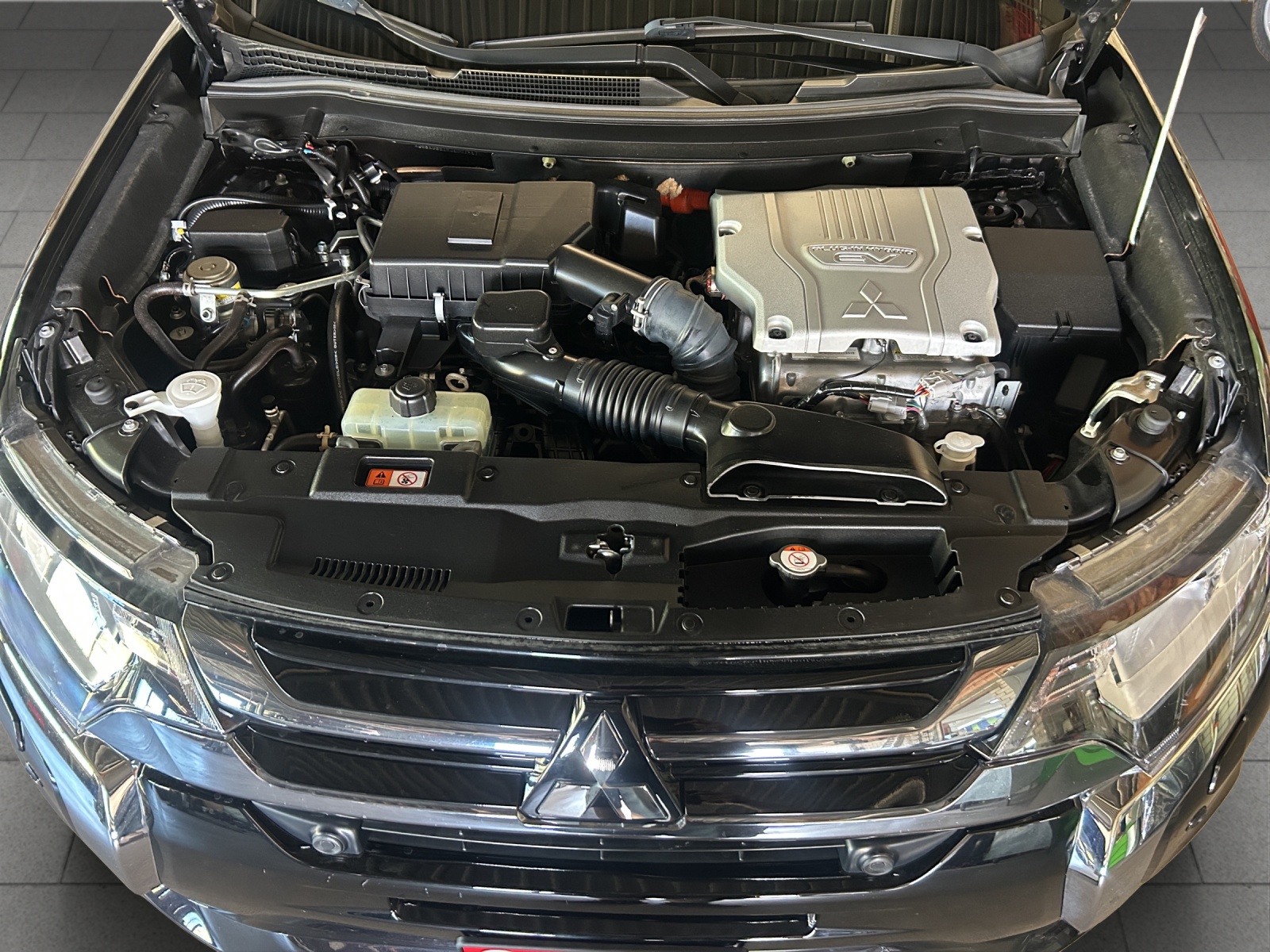 MITSUBISHI Outlander 2.0 PHEV Value 4WD Automatic-image-15