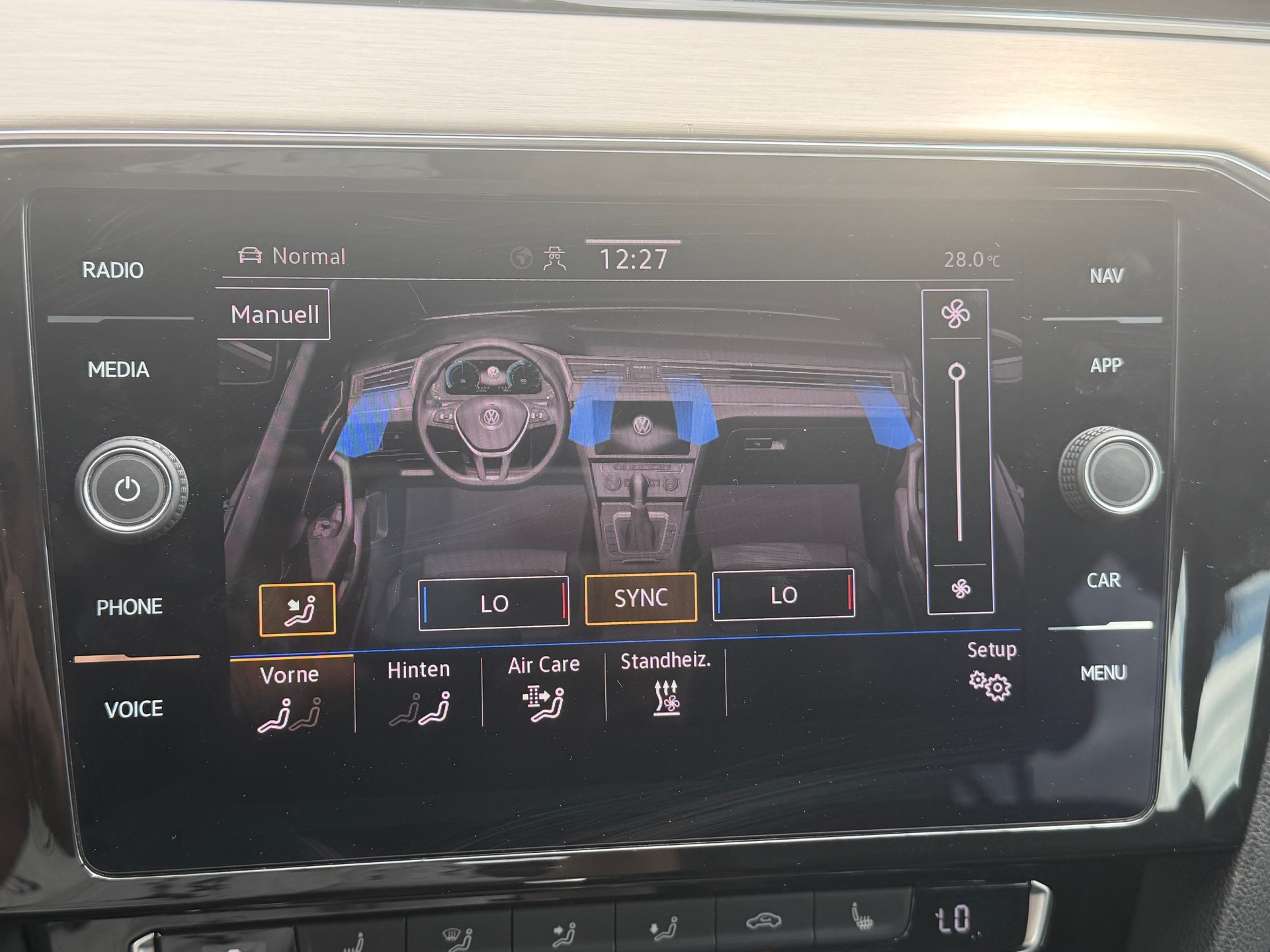 VW Passat 2.0 TDI BMT Elegance 4Motion DSG-image-24