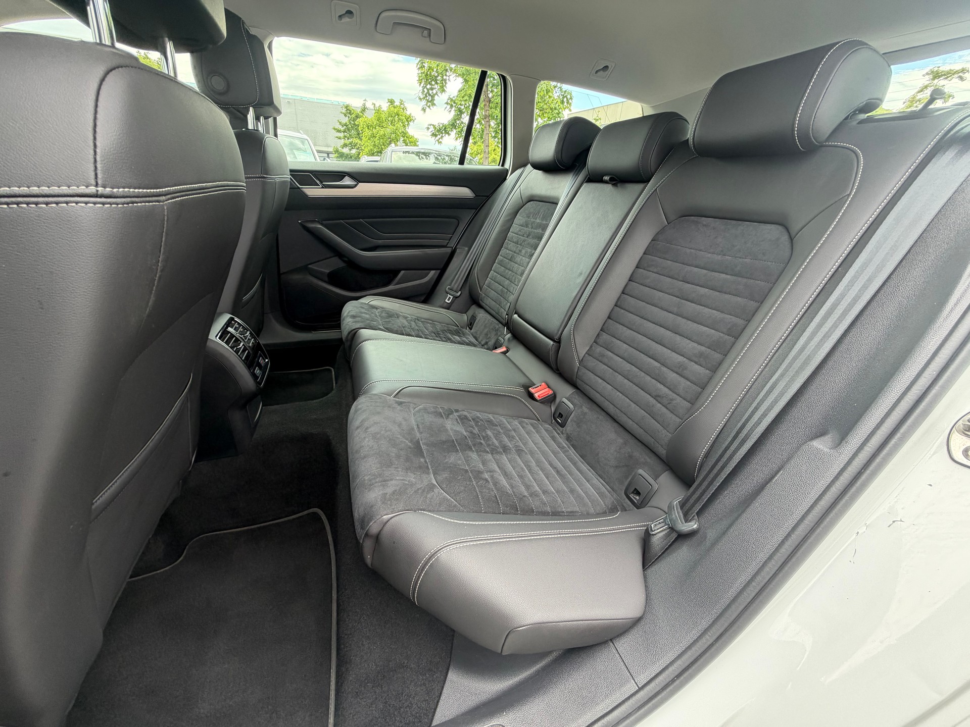 VW Passat 2.0 TDI BMT Elegance 4Motion DSG-image-9