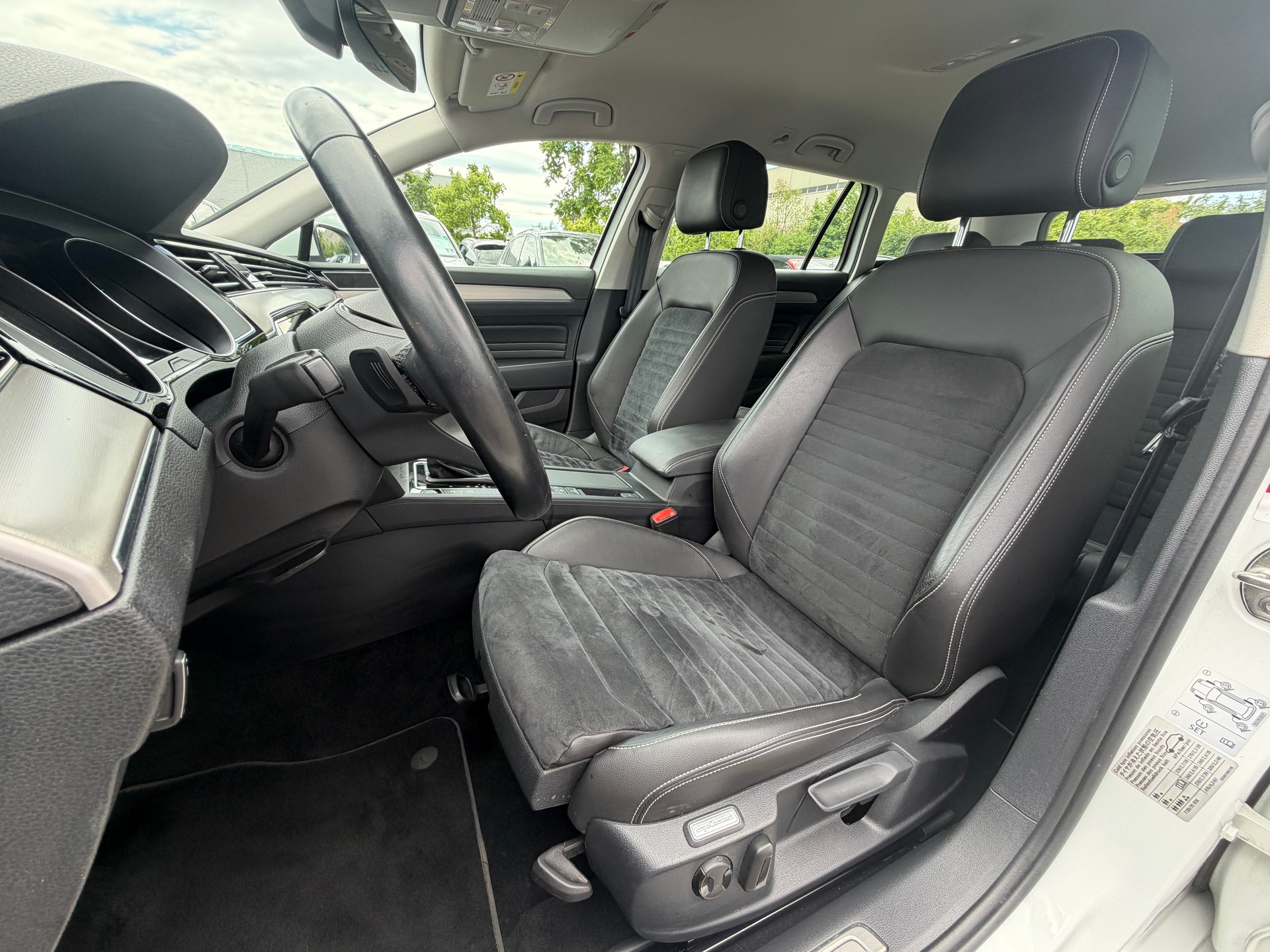 VW Passat 2.0 TDI BMT Elegance 4Motion DSG-image-8