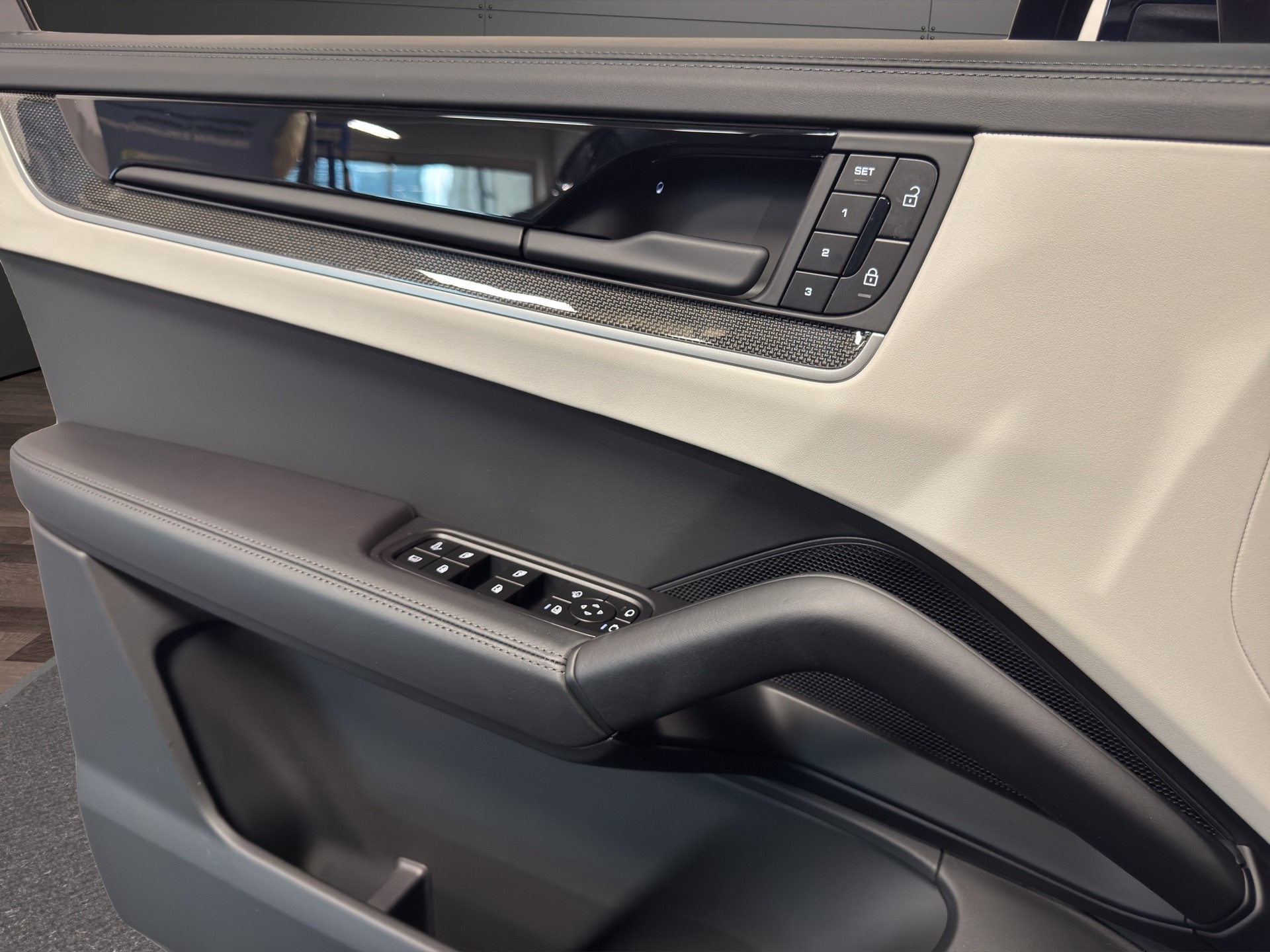 PORSCHE Cayenne Coupé 3.0 V6 E-Hybrid-image-12