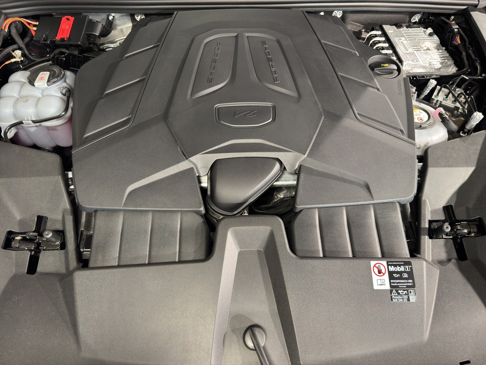 PORSCHE Cayenne Coupé 3.0 V6 E-Hybrid-image-22
