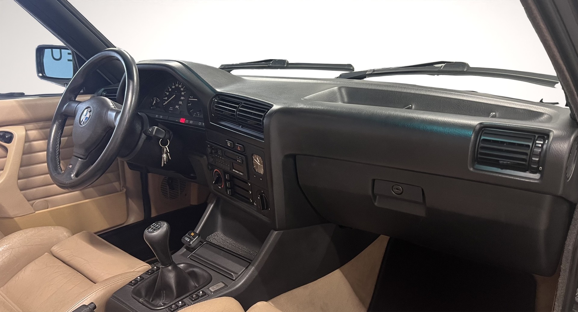 BMW 325i Cabrio-image-11