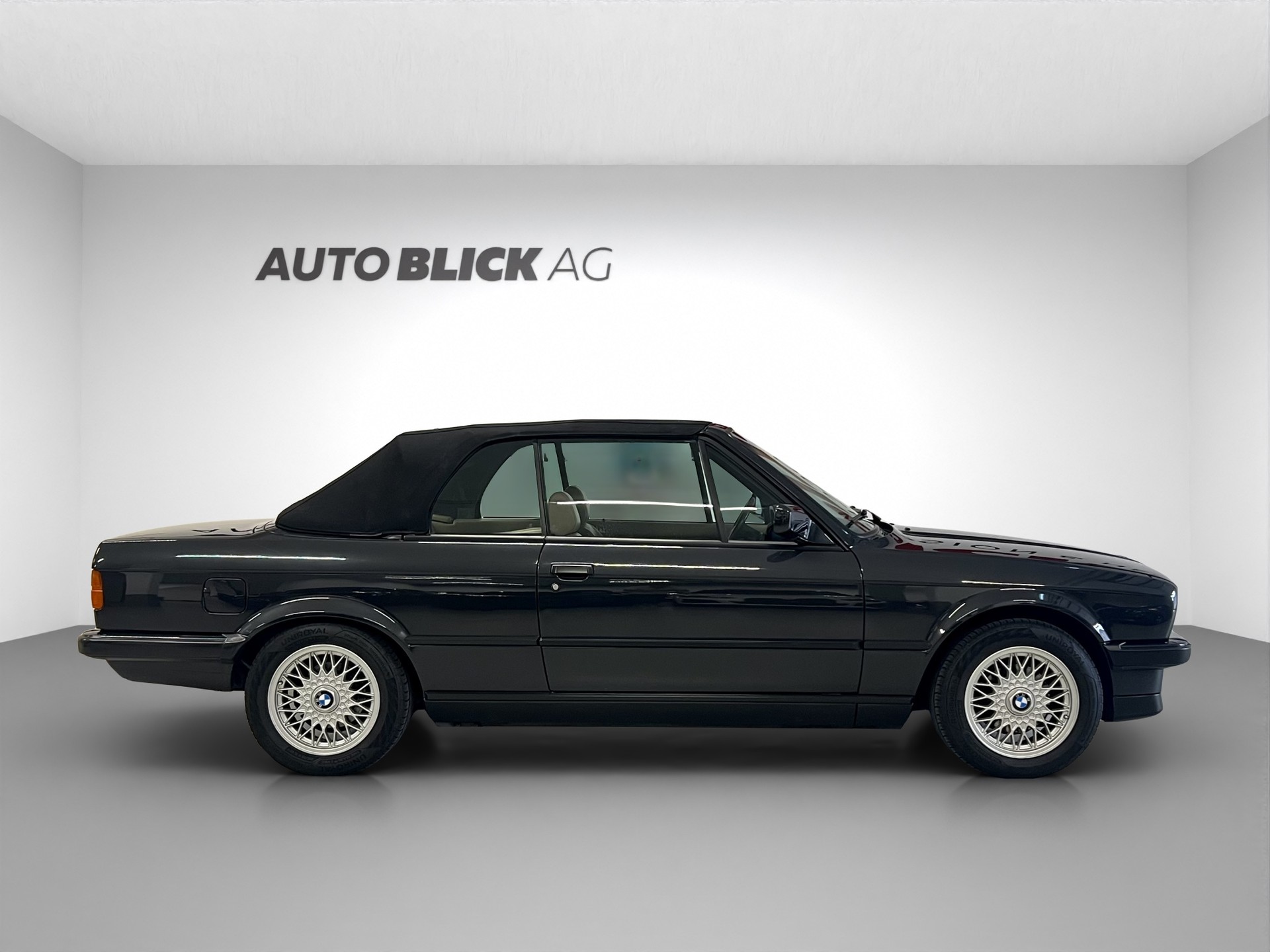 BMW 325i Cabrio-showroom-element-3