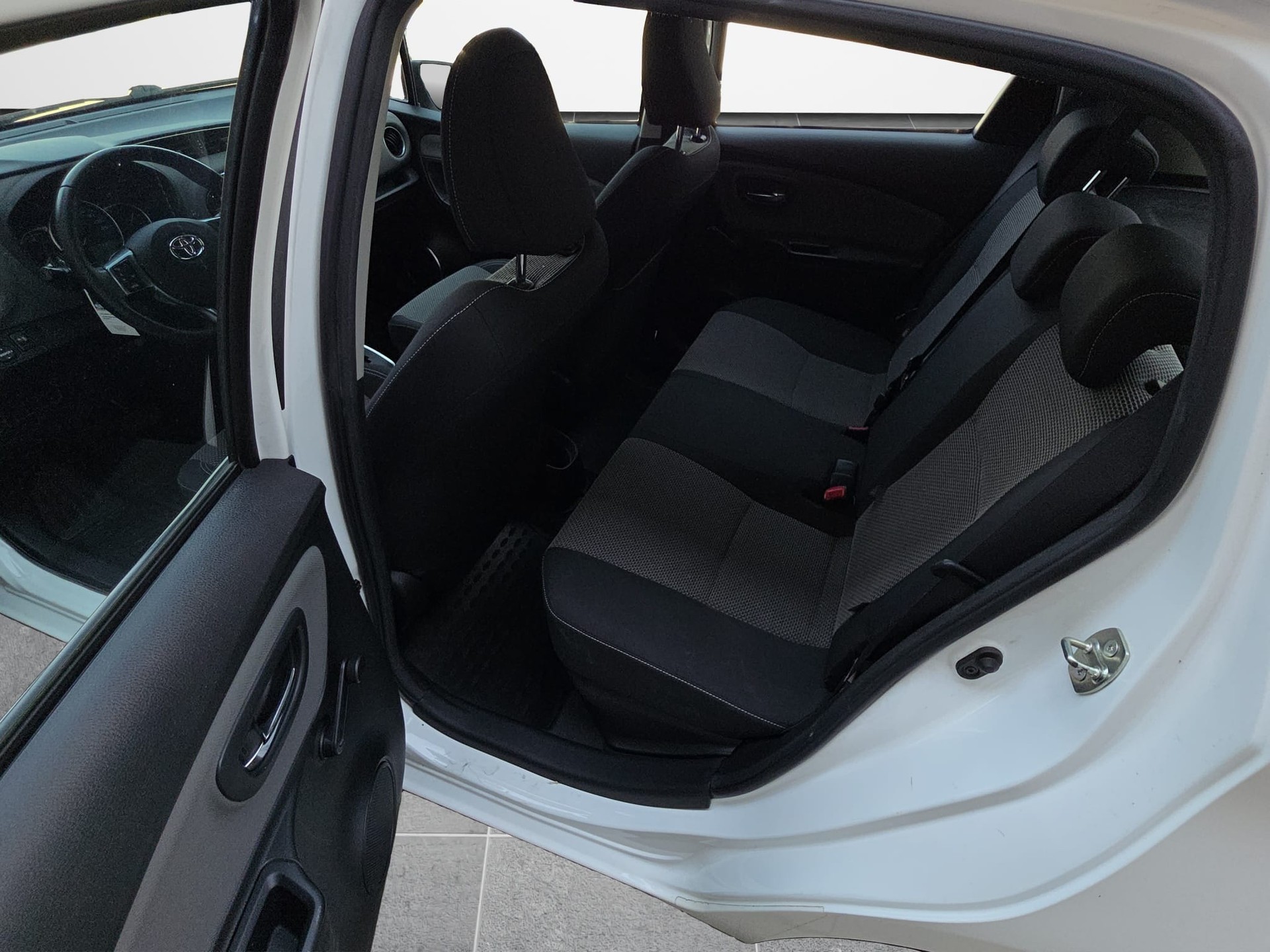 TOYOTA Yaris 1.5 VVT-i Hybrid Style e-CVT-image-12
