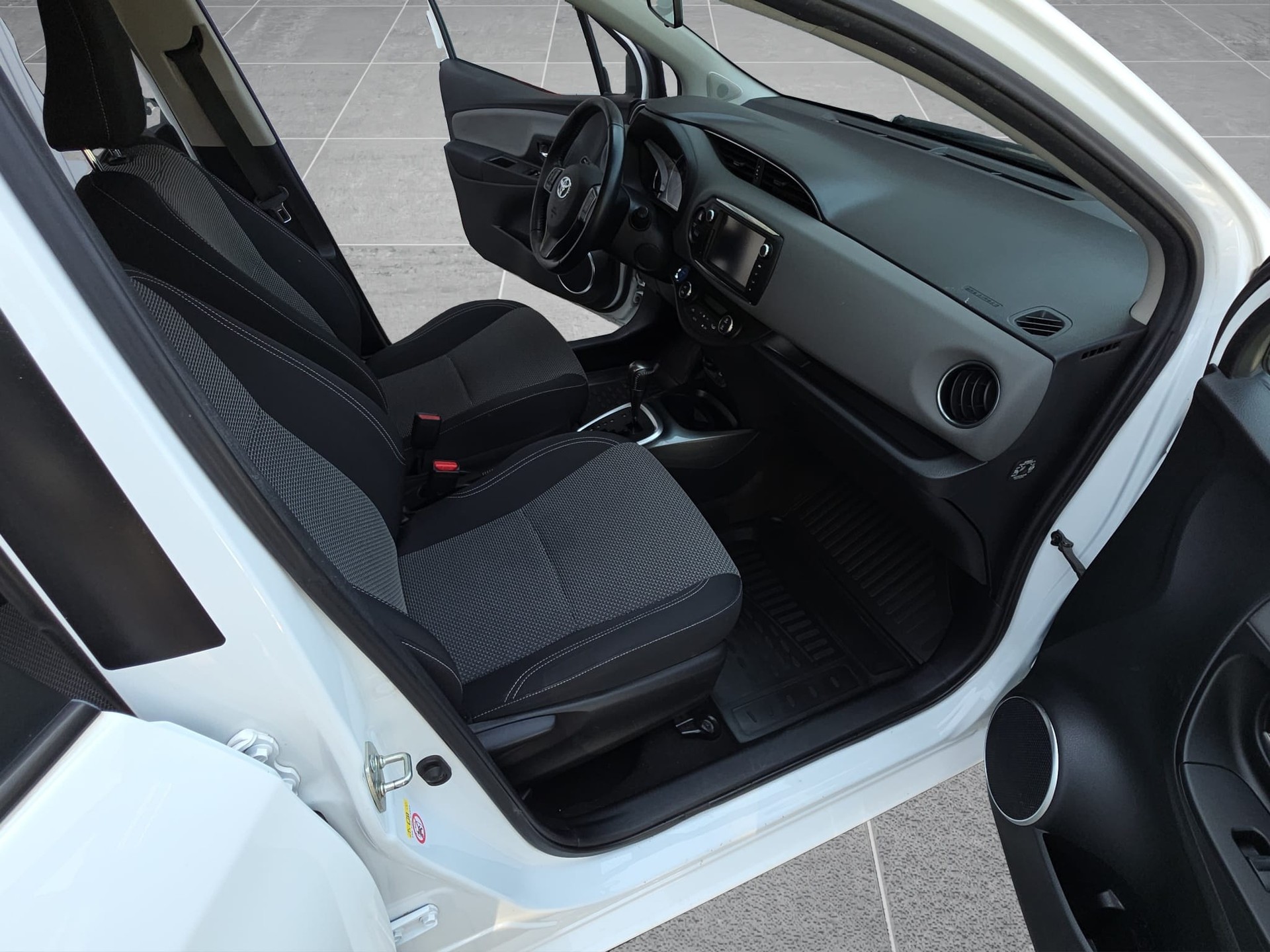 TOYOTA Yaris 1.5 VVT-i Hybrid Style e-CVT-image-9