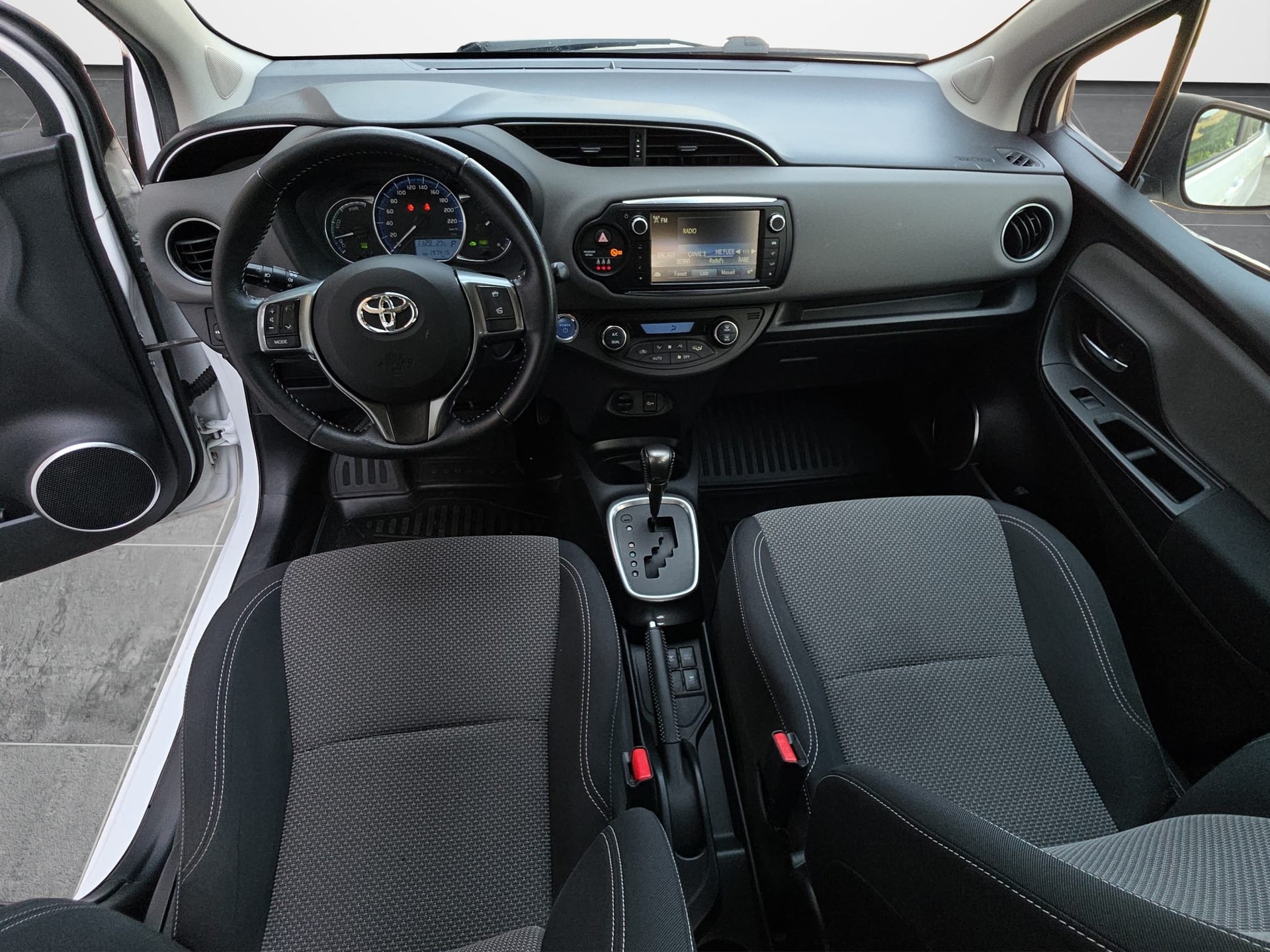 TOYOTA Yaris 1.5 VVT-i Hybrid Style e-CVT-image-10
