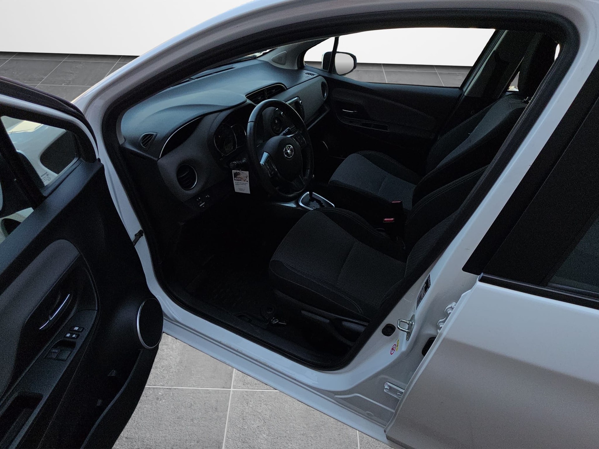 TOYOTA Yaris 1.5 VVT-i Hybrid Style e-CVT-image-8