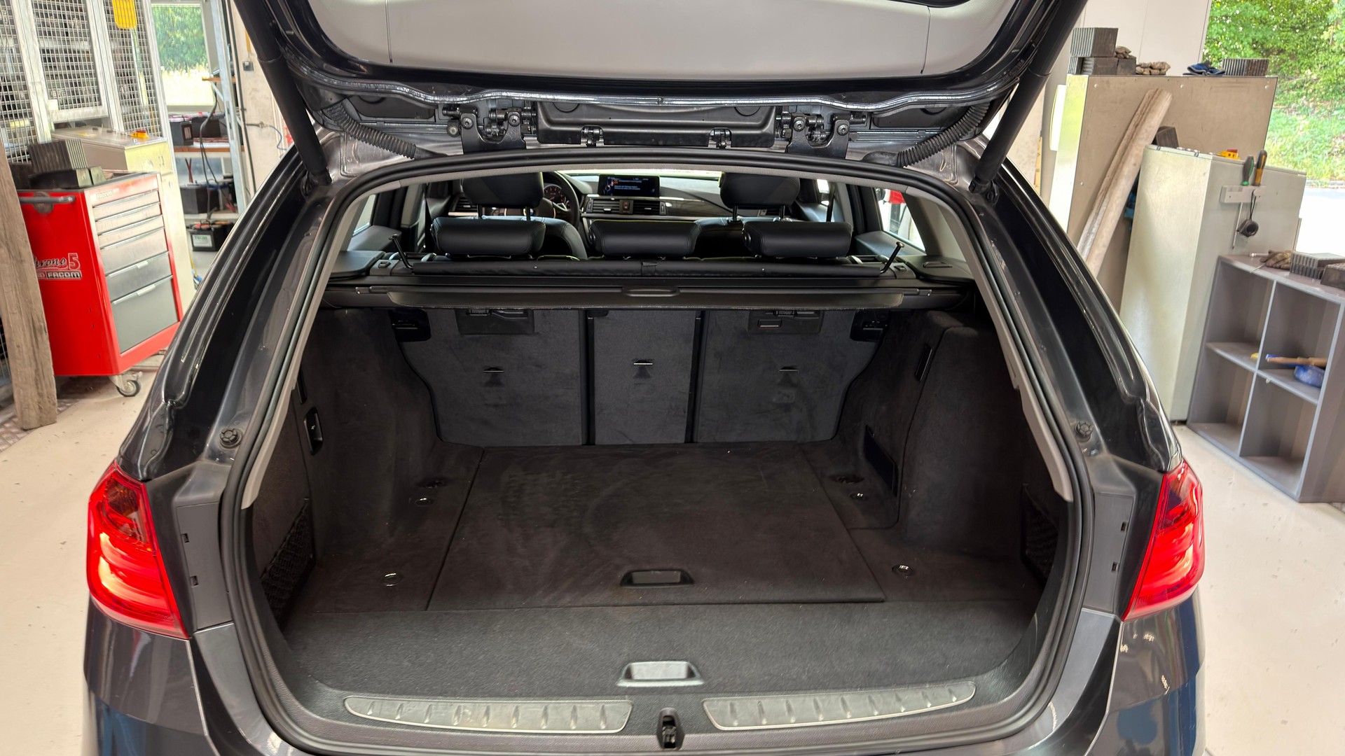 BMW 335i xDrive Touring Luxury Line Steptronic-image-12
