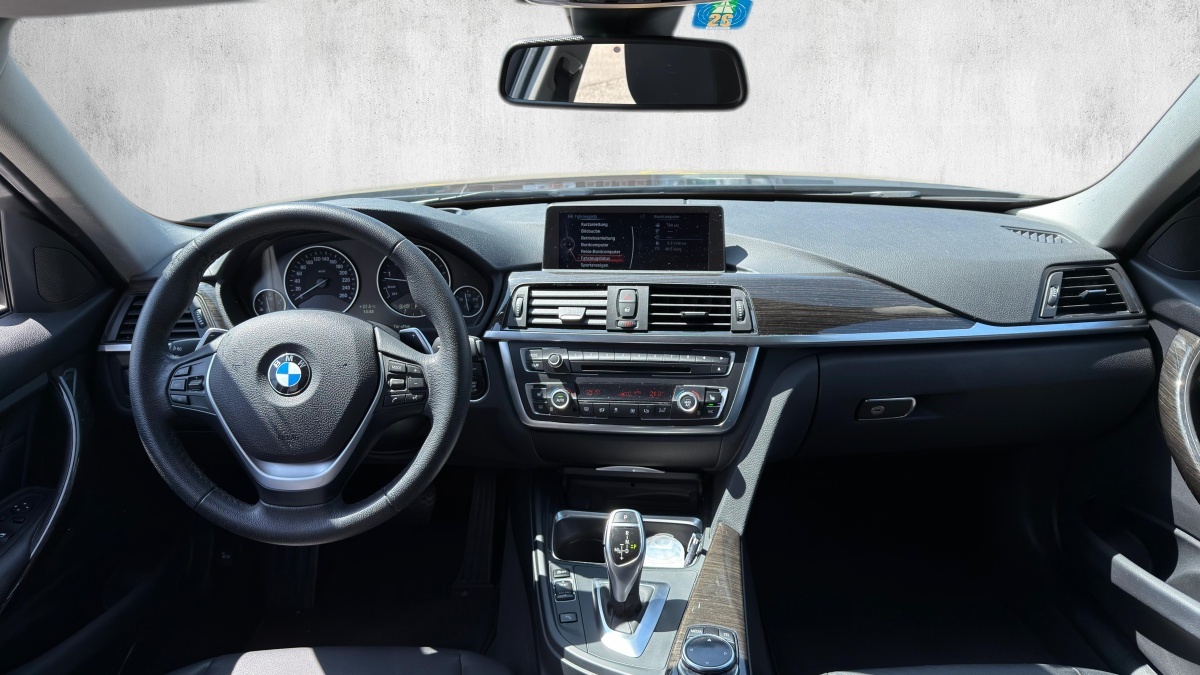 BMW 335i xDrive Touring Luxury Line Steptronic-image-11