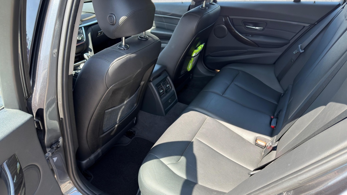 BMW 335i xDrive Touring Luxury Line Steptronic-image-10
