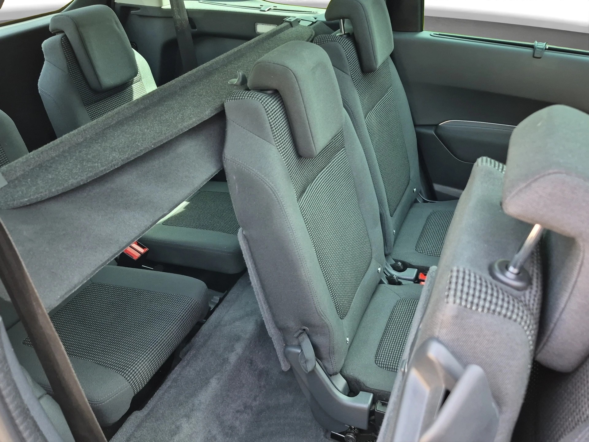 PEUGEOT 5008 1.6 16V T Active Tiptronic 7-Plätzer-image-12