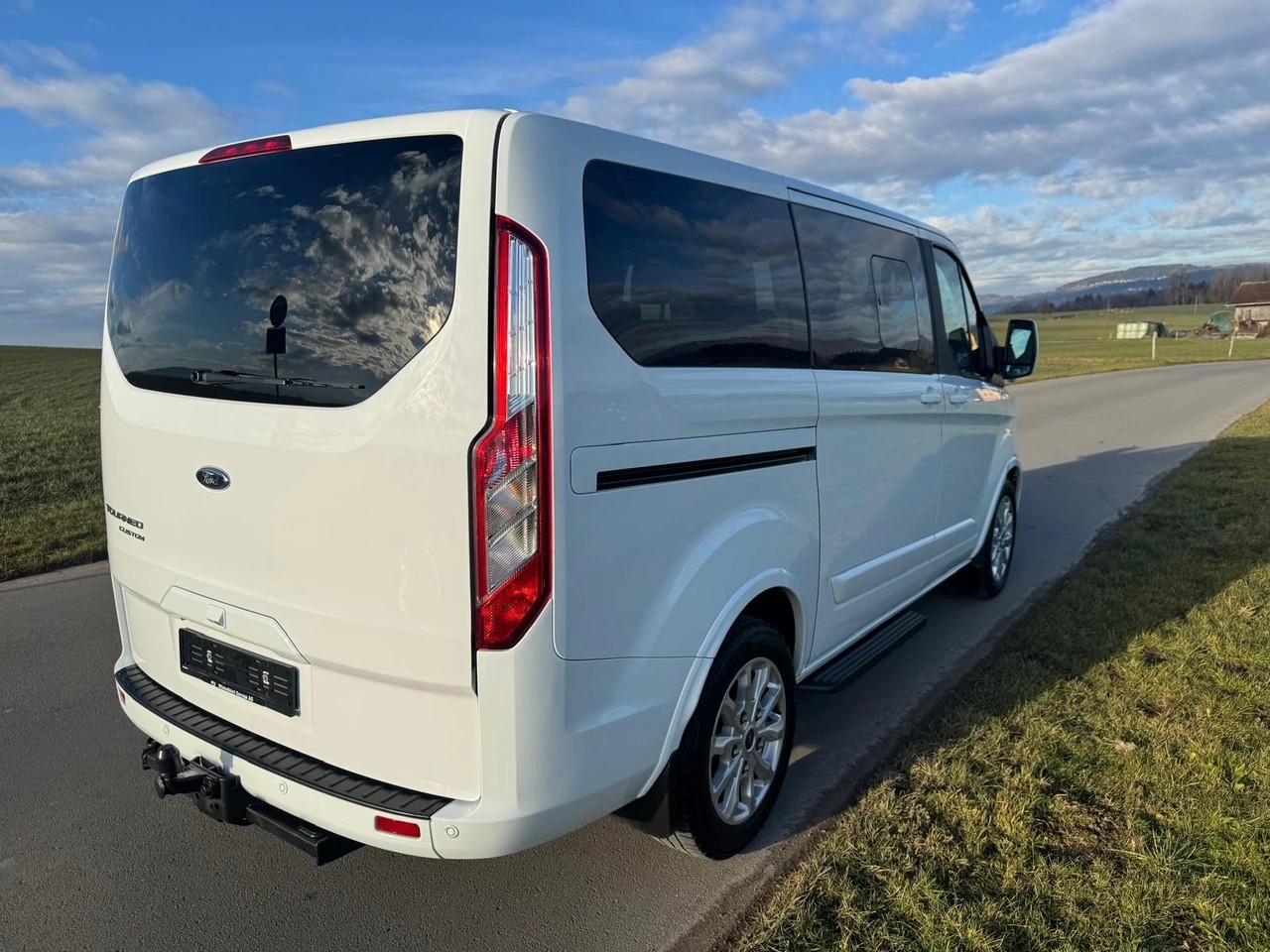 FORD Tourneo Custom 320 L1H1 Titanium A mit Anhängerkupplung-image-3