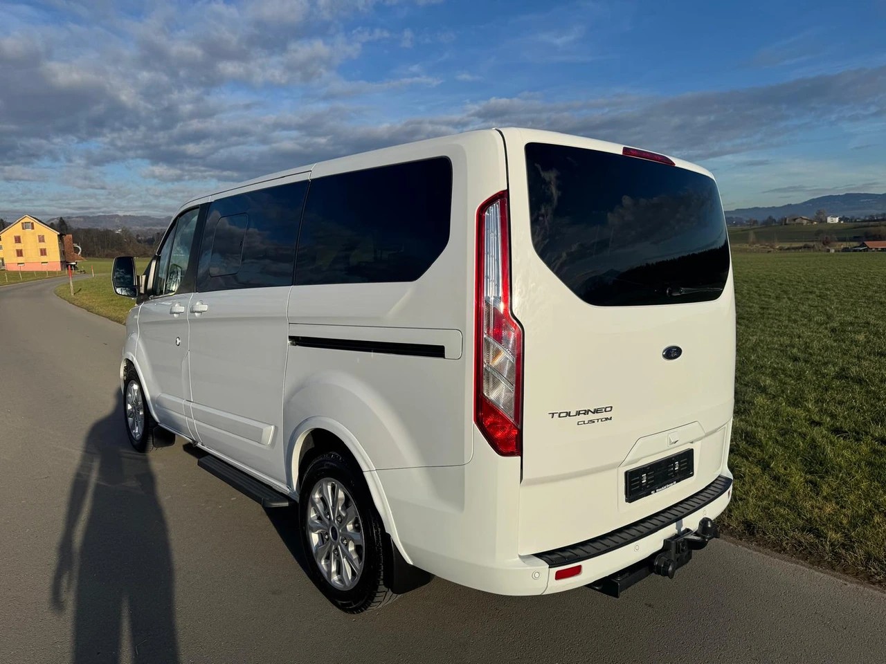 FORD Tourneo Custom 320 L1H1 Titanium A mit Anhängerkupplung-image-2