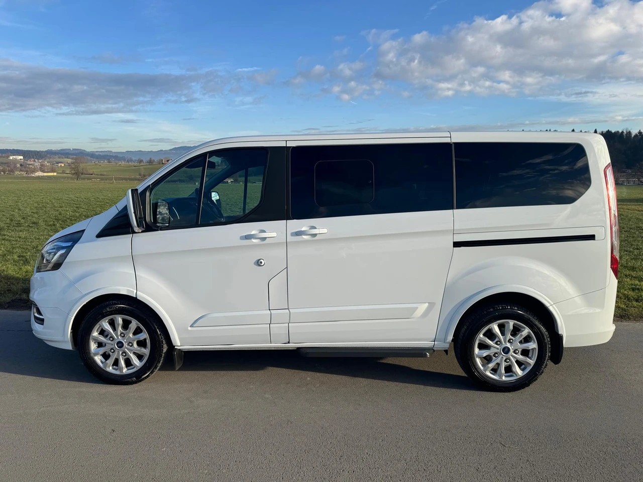 FORD Tourneo Custom 320 L1H1 Titanium A mit Anhängerkupplung-image-4