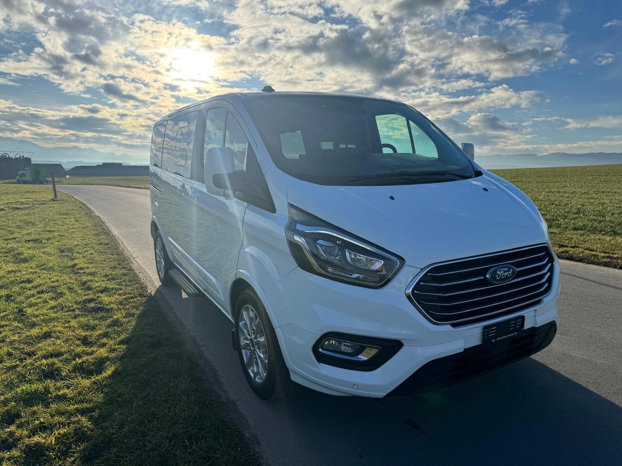 FORD Tourneo Custom 320 L1H1 Titanium A mit Anhängerkupplung-image-1