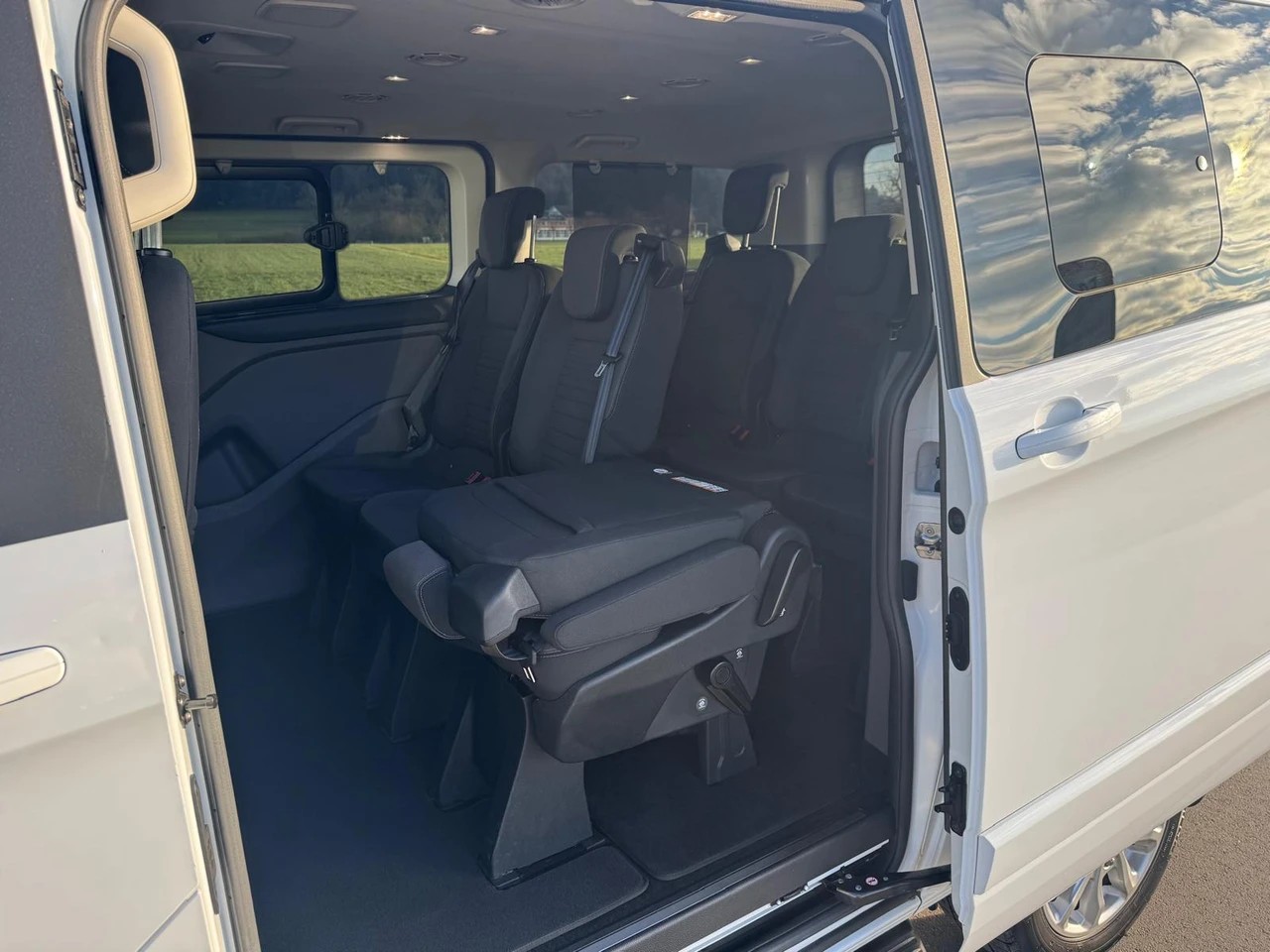 FORD Tourneo Custom 320 L1H1 Titanium A mit Anhängerkupplung-image-6