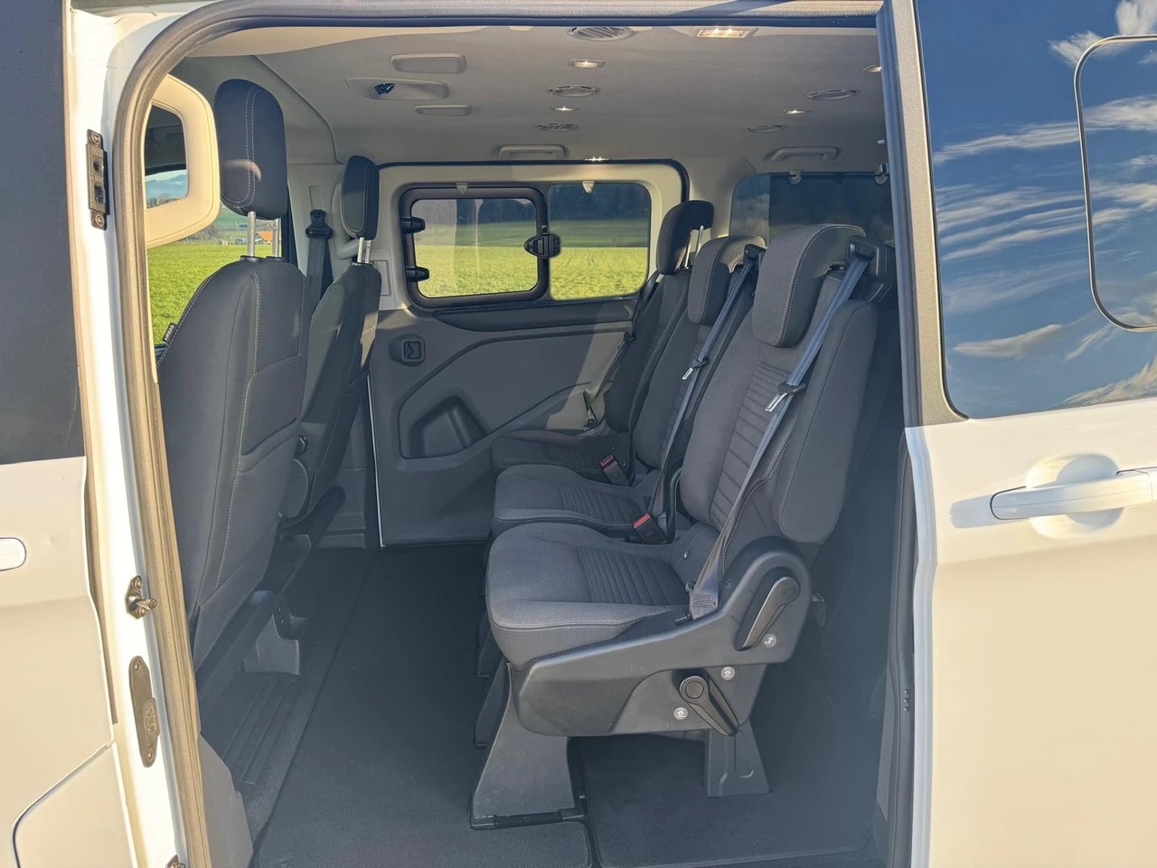 FORD Tourneo Custom 320 L1H1 Titanium A mit Anhängerkupplung-image-7