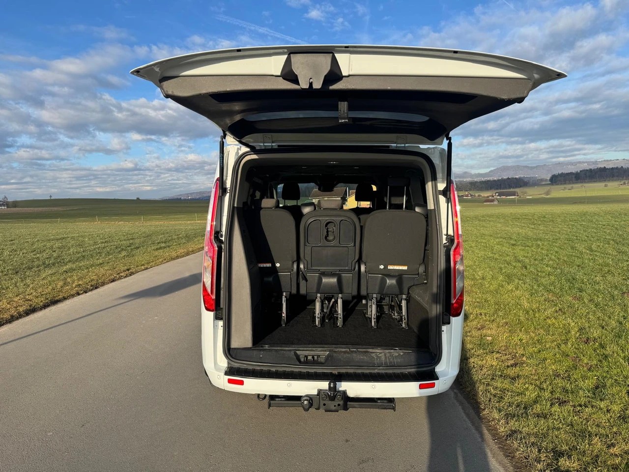 FORD Tourneo Custom 320 L1H1 Titanium A mit Anhängerkupplung-image-5
